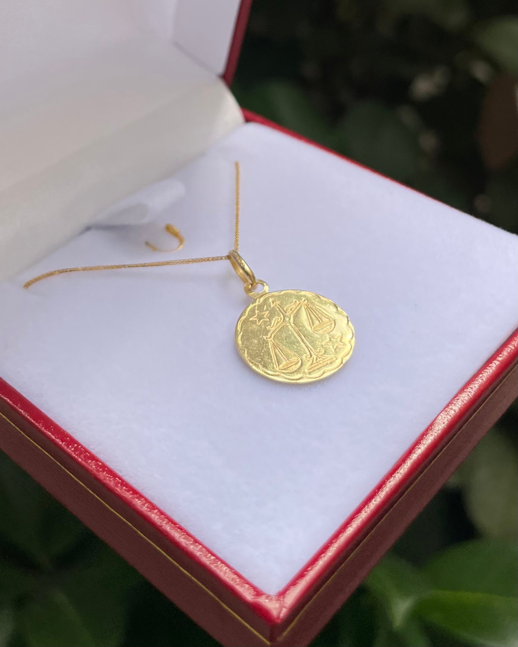 Colgante Balanza Oro Amarillo 18 quilates "Isméra"