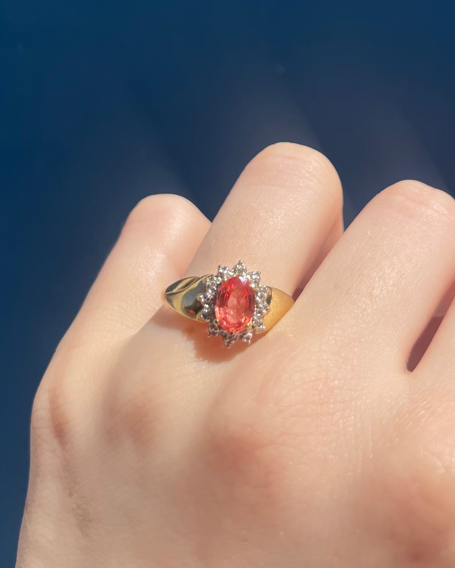 Anillo Margarita Zafiro Naranja 1.15 quilates y Diamantes "Pavina"