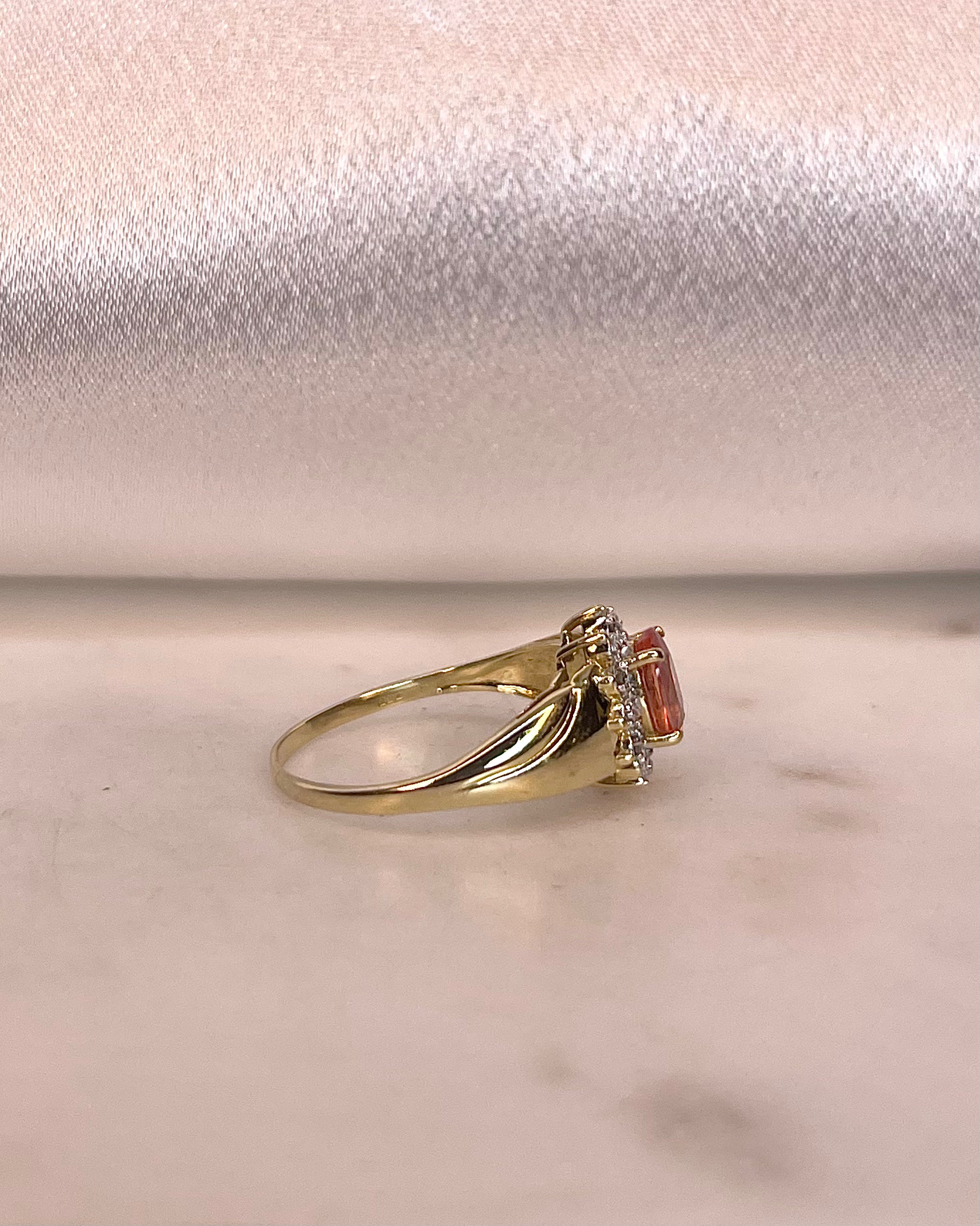 Anillo Margarita Zafiro Naranja 1.15 quilates y Diamantes "Pavina"