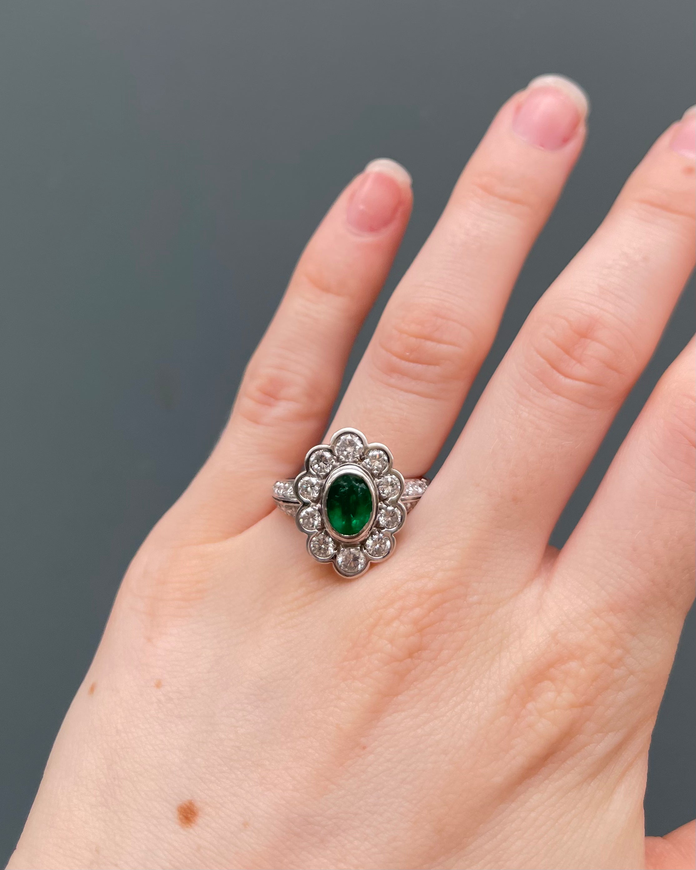 Bague Marguerite Émeraude 1.20 carat &amp; 30 Diamants “Aziel” - Elliade Paris