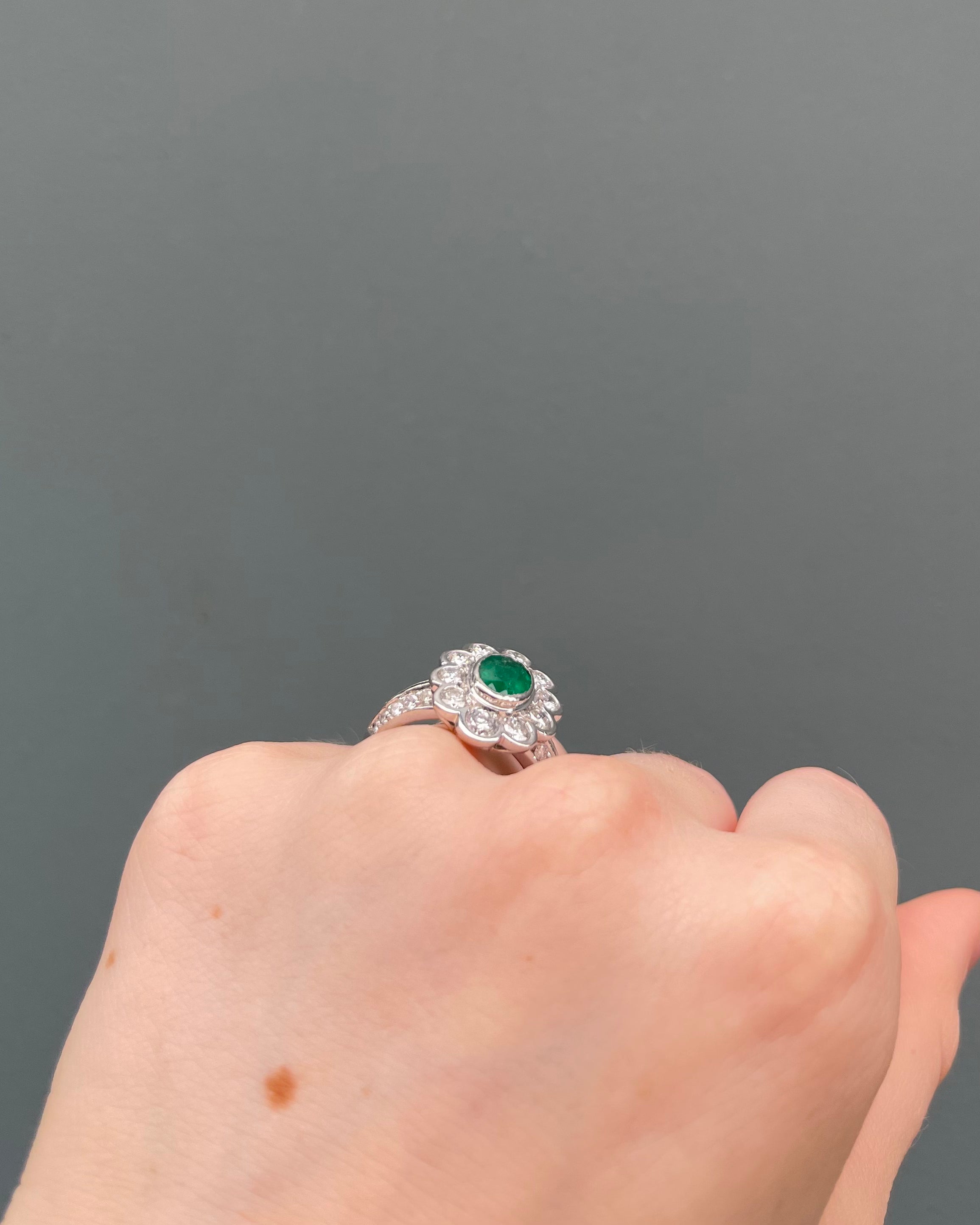 Bague Marguerite Émeraude 1.20 carat &amp; 30 Diamants “Aziel” - Elliade Paris