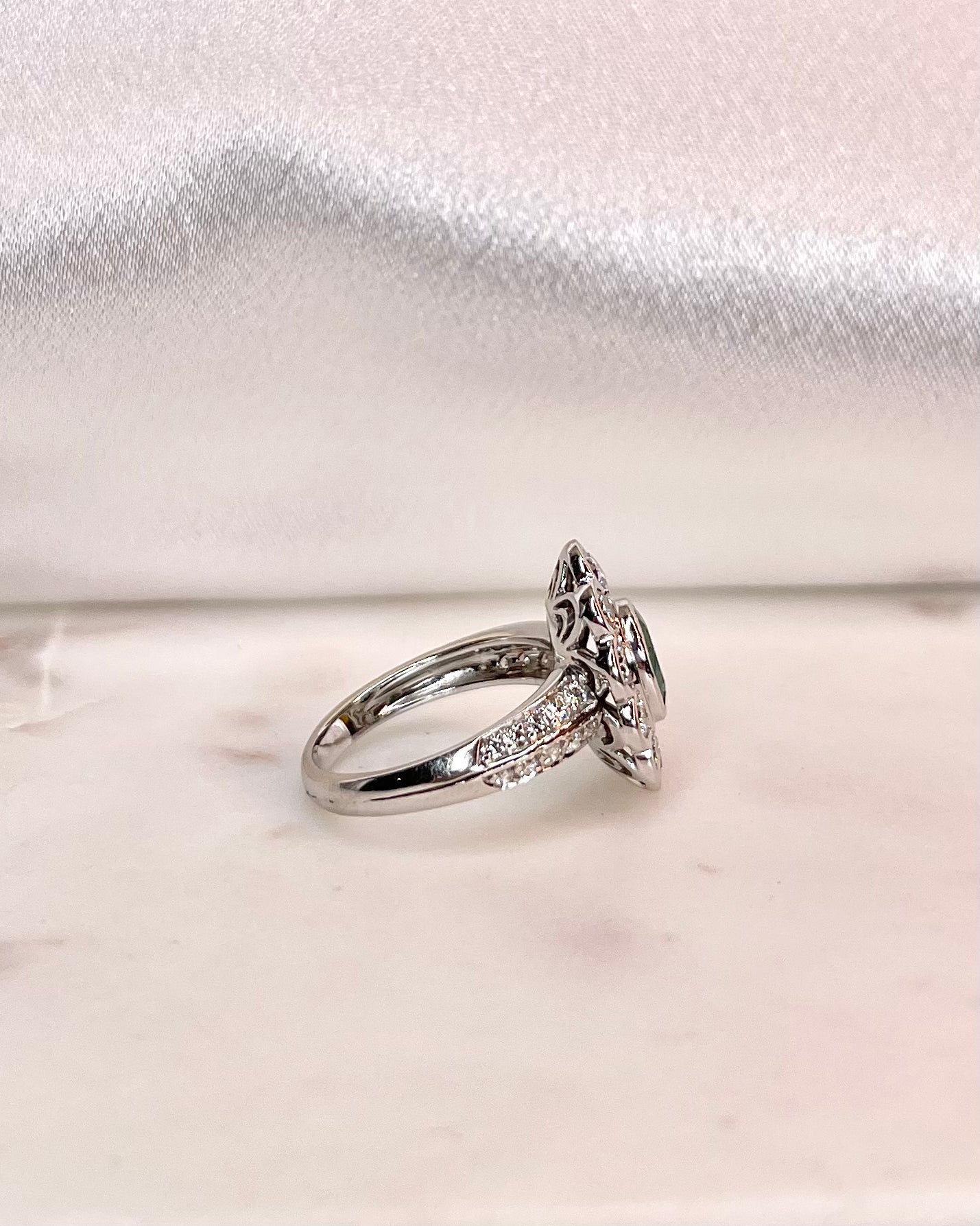 Bague Marguerite Émeraude 1.20 carat &amp; 30 Diamants “Aziel”