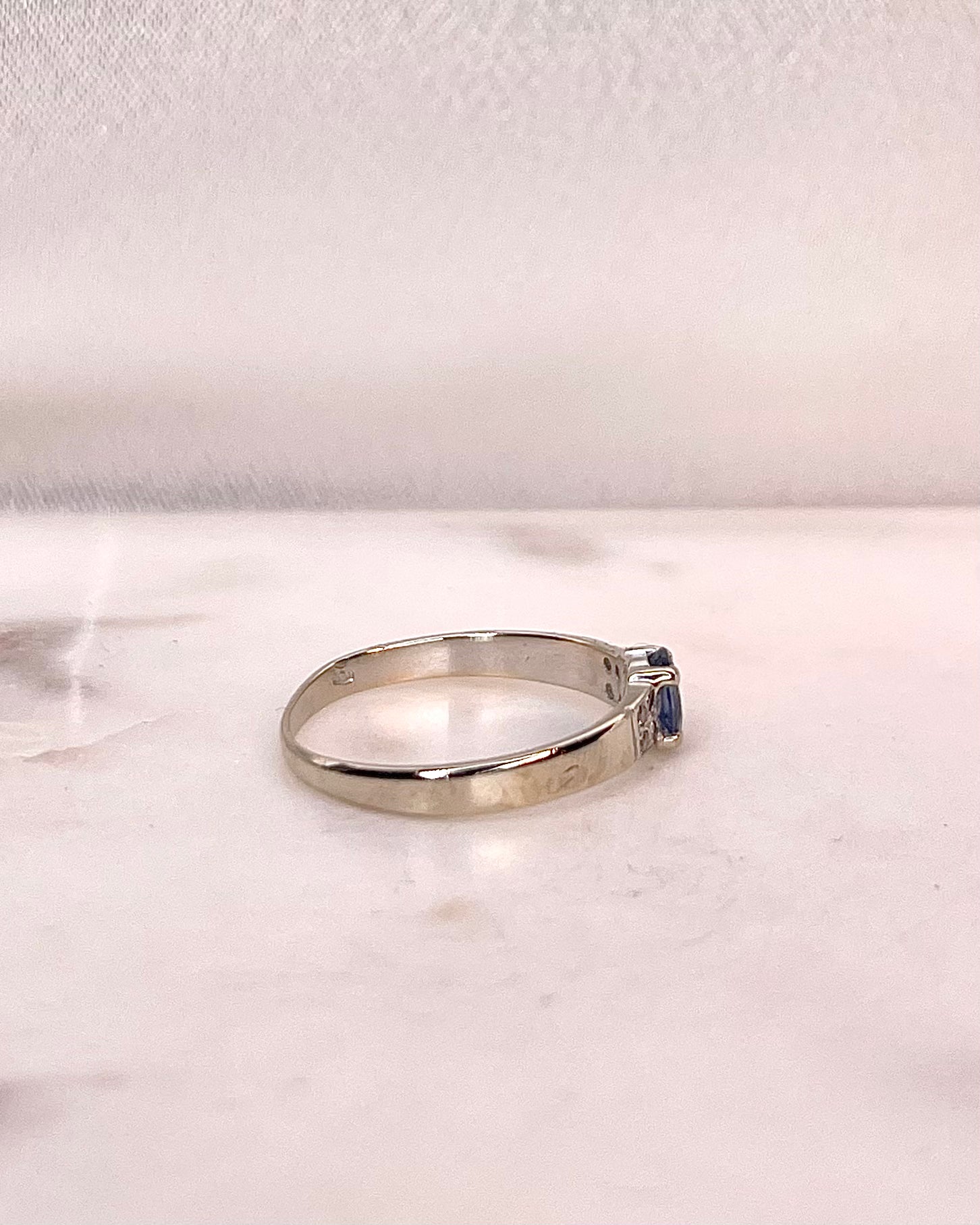 Anillo de banda zafiro 0.40 quilates y diamantes "Azilis"