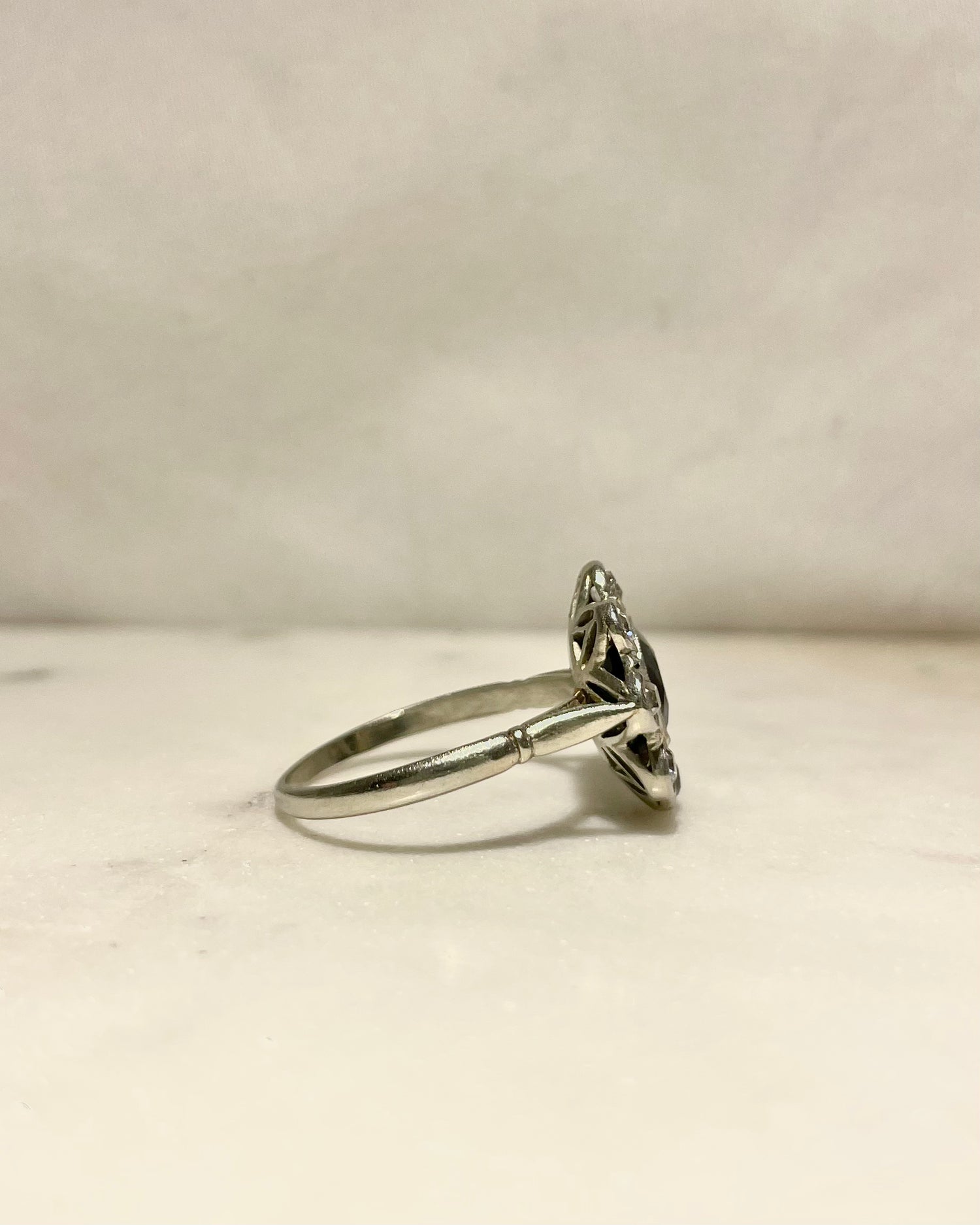 Bague Marguerite Saphir 2.20 carats &amp; Diamants &quot;Noryelle&quot;