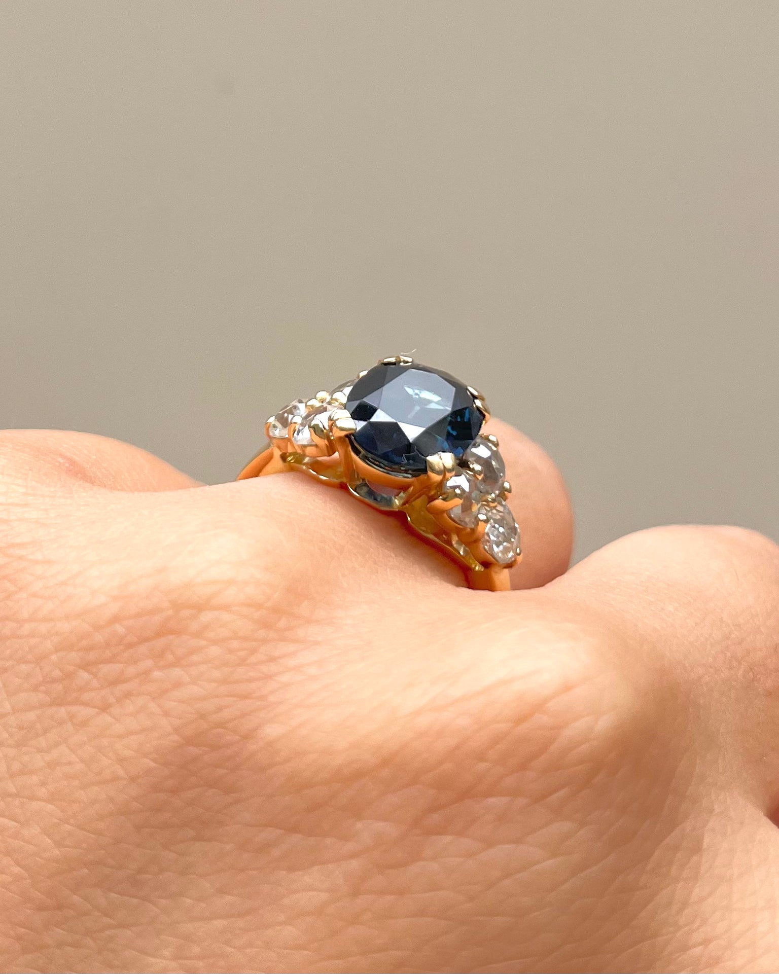 Anillo Trilogía Zafiro 3.40 quilates y Diamantes "Erika"