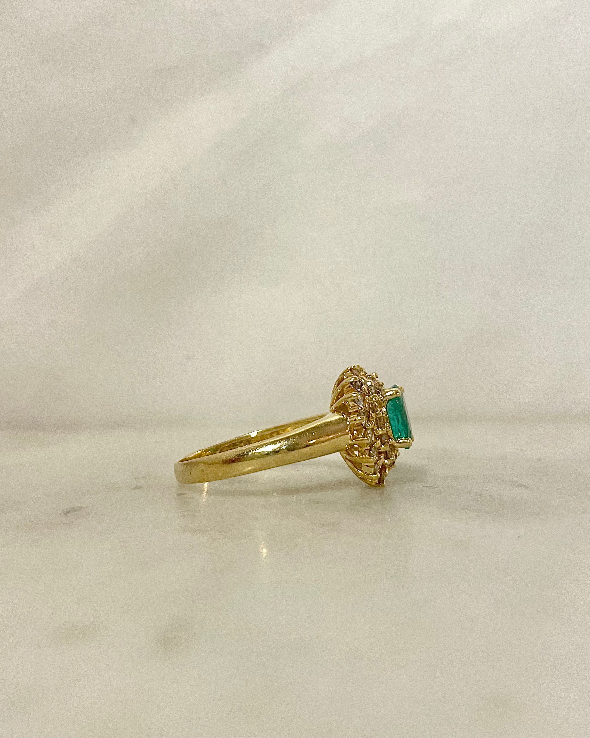 Bague Marguerite Émeraude 0.60 carat &amp; Diamants “Mazarine”