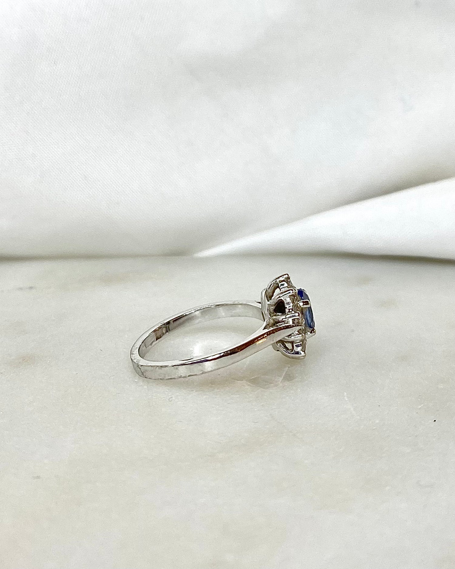 Bague Marguerite Saphir 0.62 carat &amp; Diamants &quot;Aubeline&quot;
