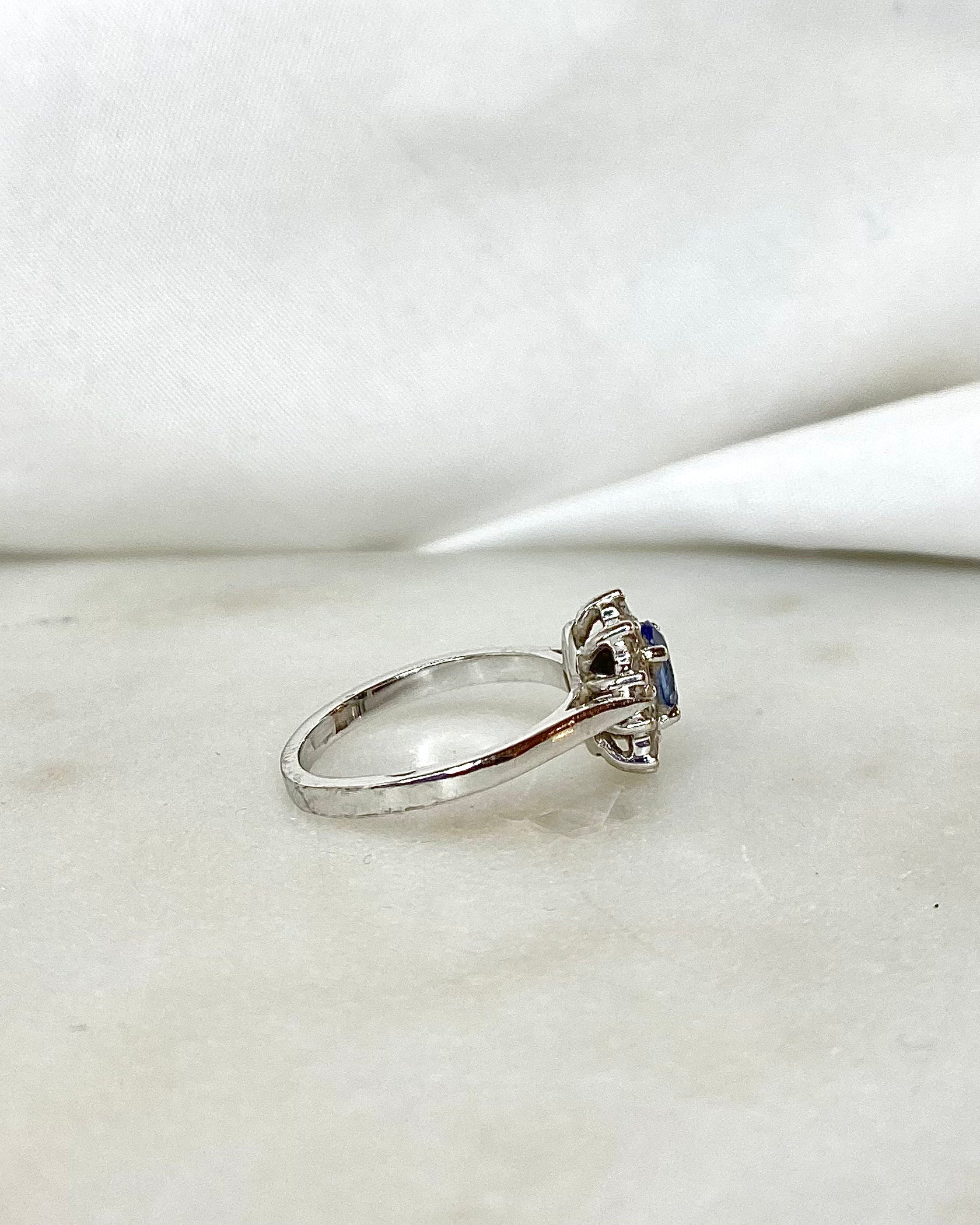 Bague Marguerite Saphir 0.62 carat &amp; Diamants "Aubeline"
