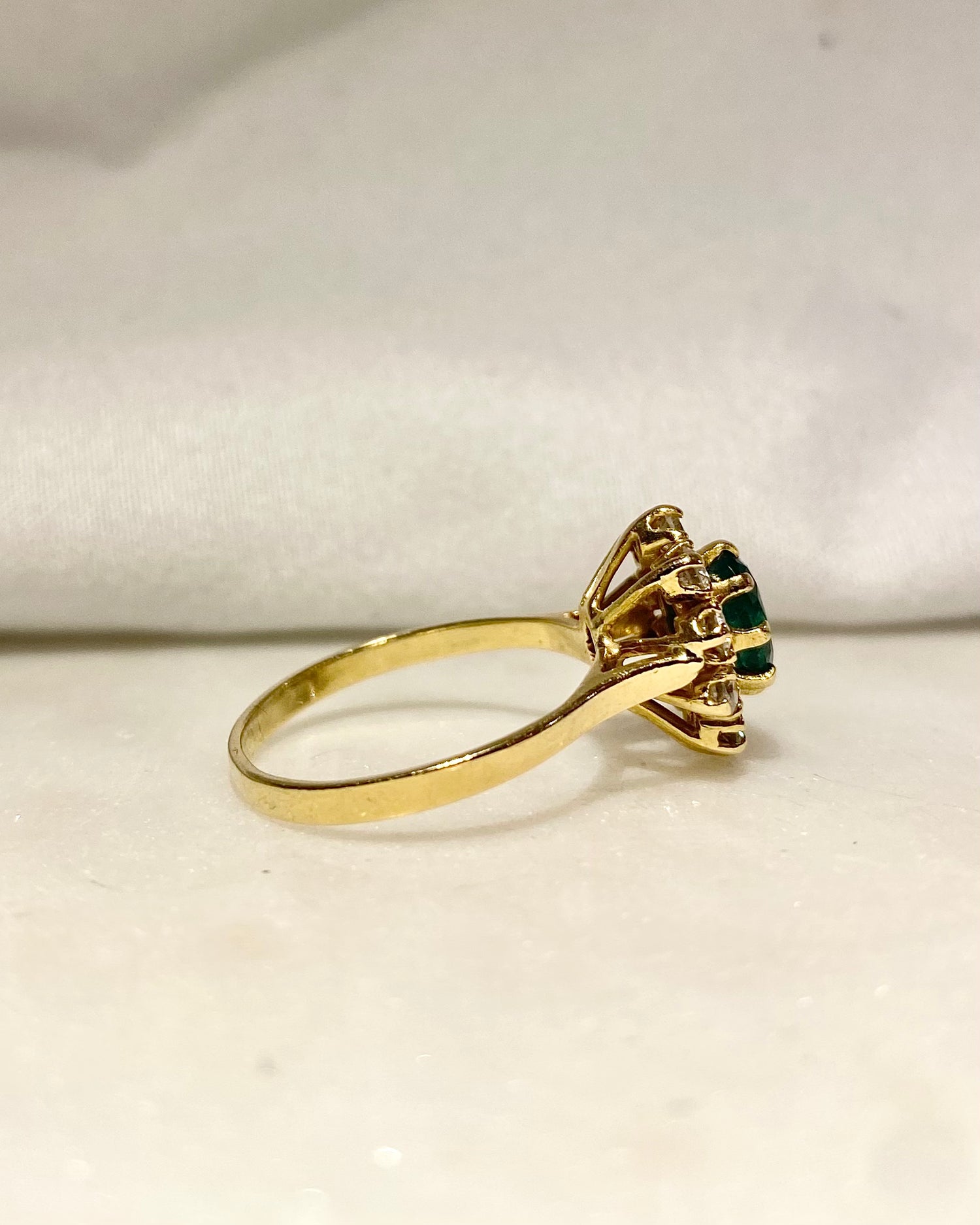 Bague Marguerite Emeraude 0.78 carat &amp; Diamants “Cécilia”