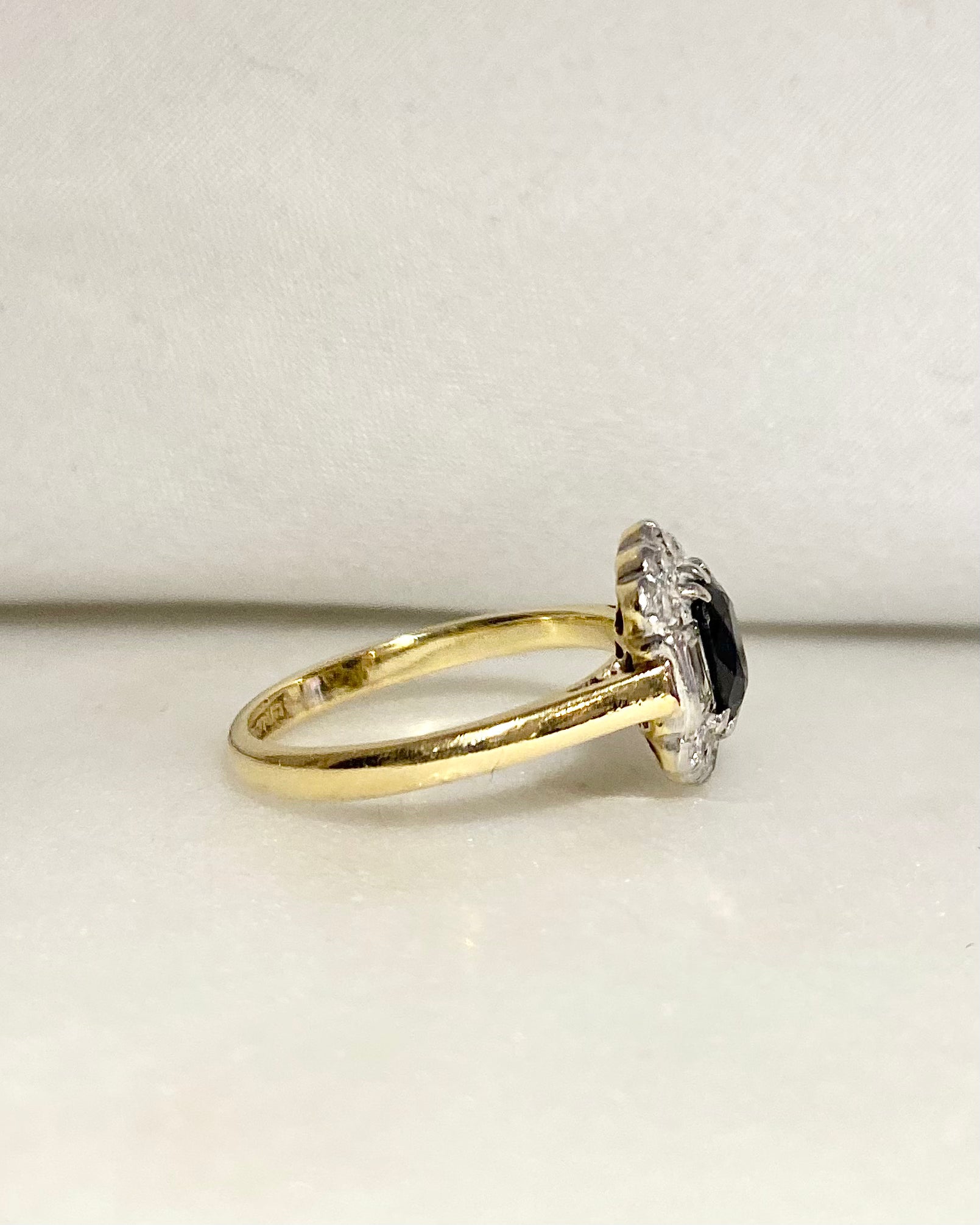 Bague Marguerite Art déco Saphir 0.87 carat &amp; Diamants "Anna"