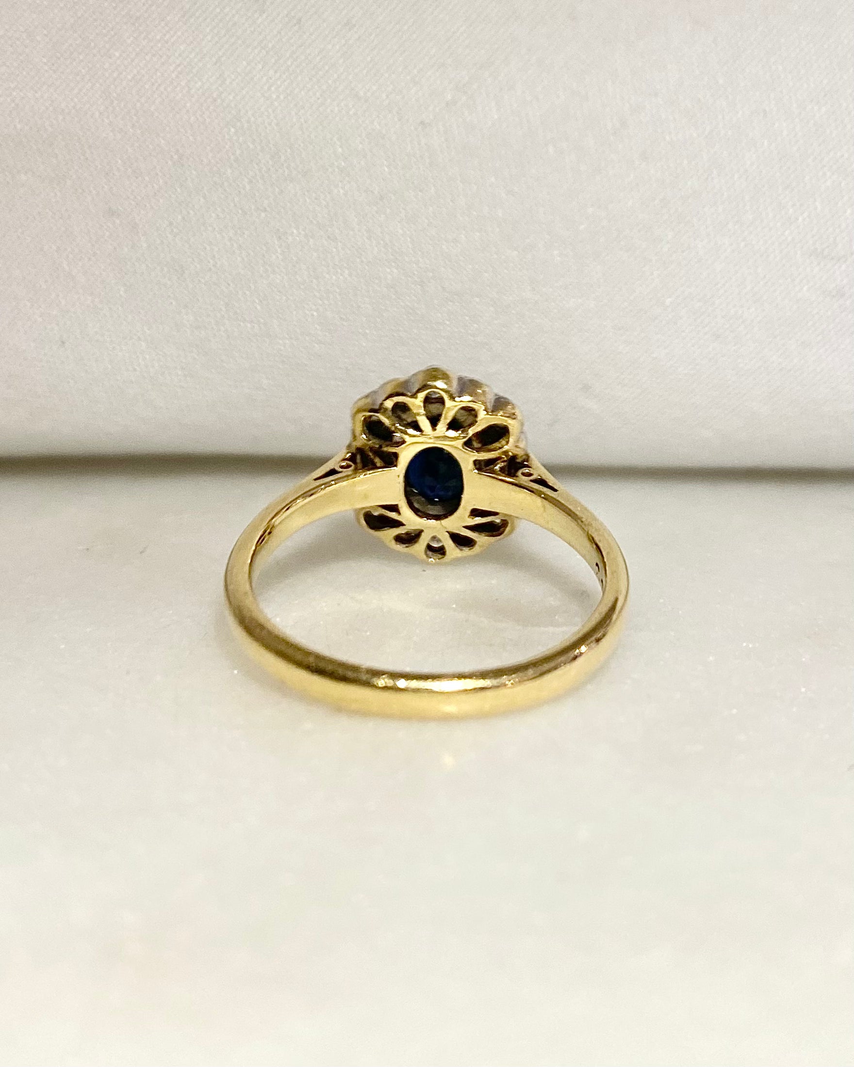 Bague Marguerite Art déco Saphir 0.87 carat &amp; Diamants "Anna"