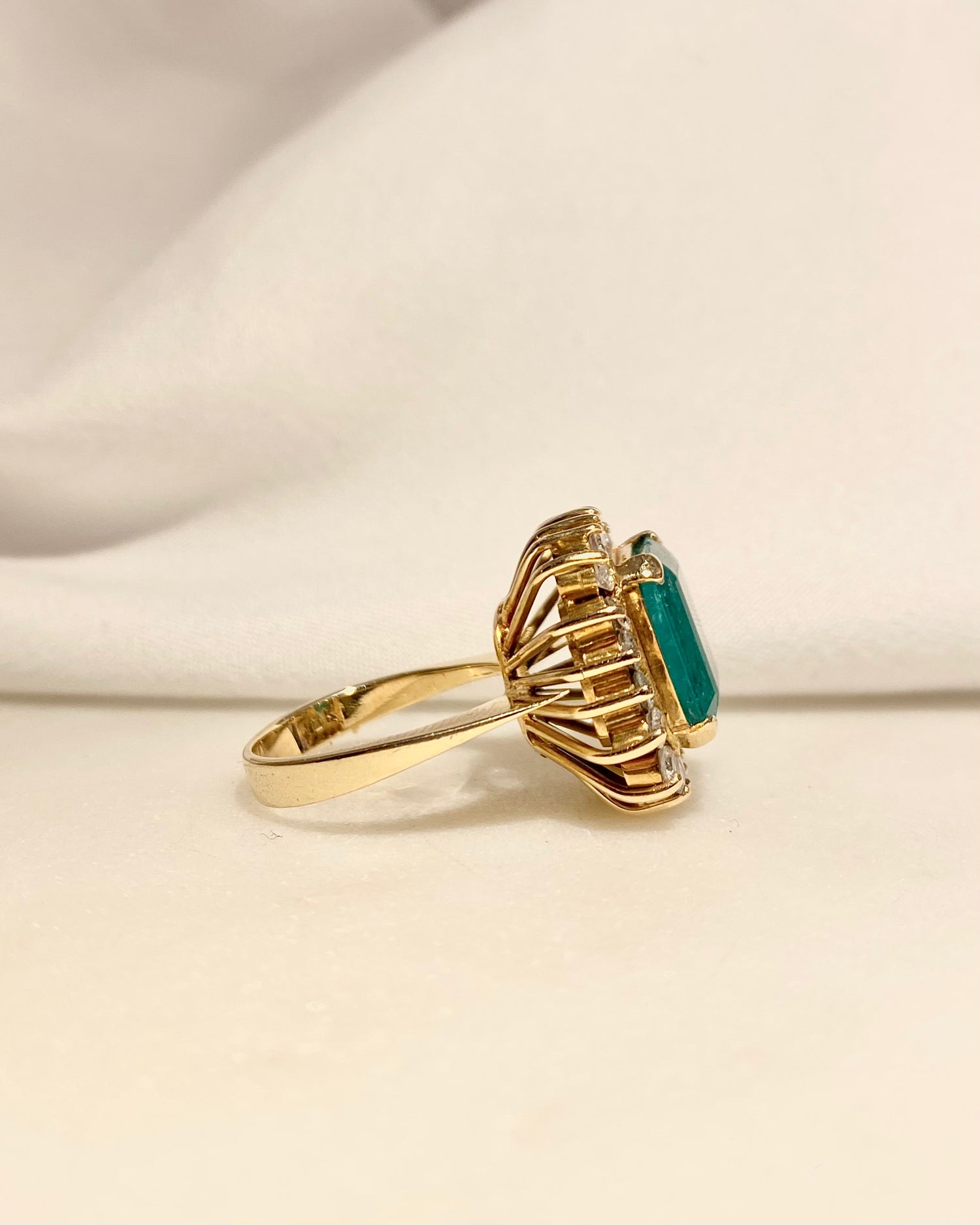 Bague Marguerite Emeraude 7.30 carats &amp; 20 Diamants &quot;Fauvette&quot;