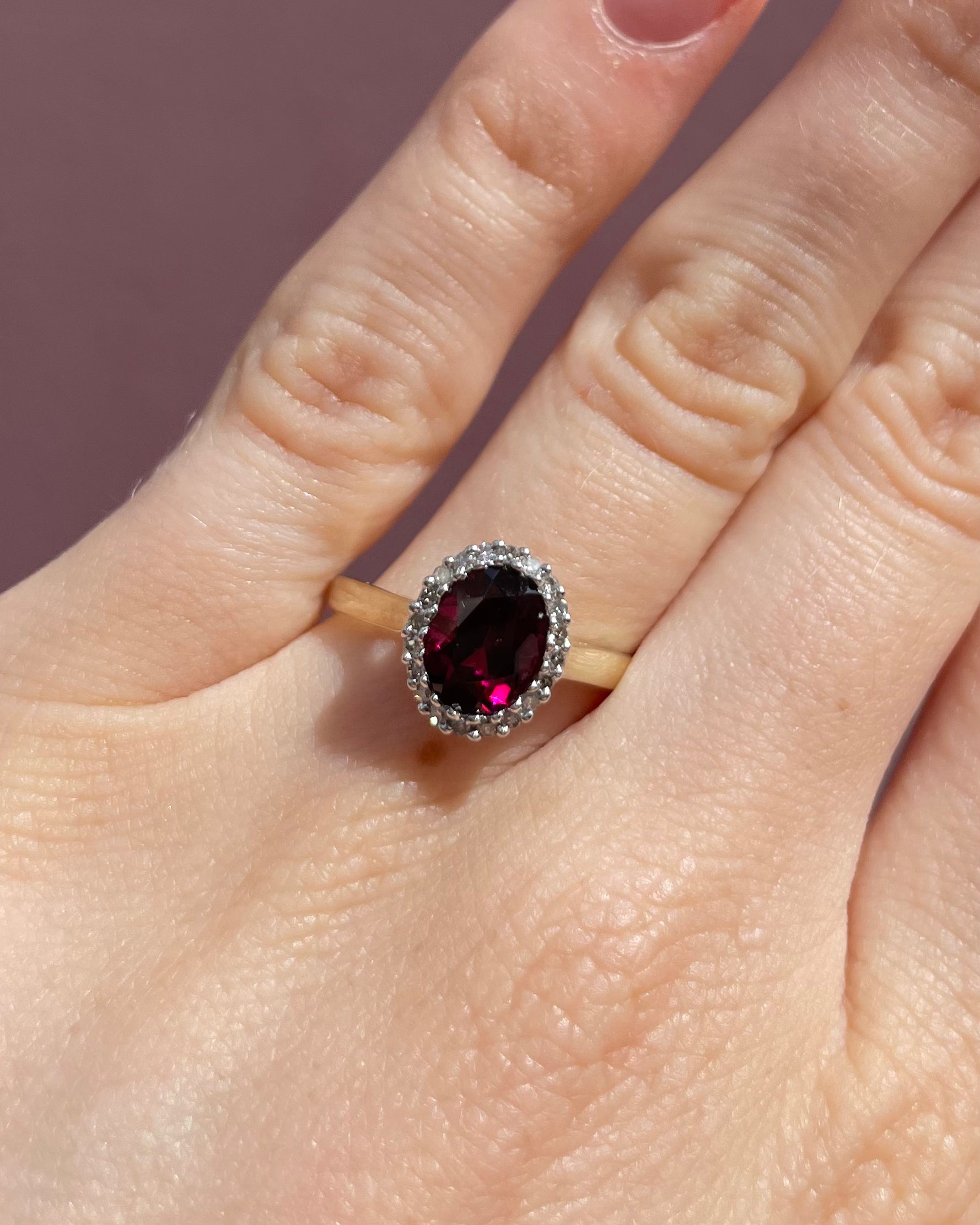 Anillo Margarita Granate 2 quilates y Diamantes "Indira"