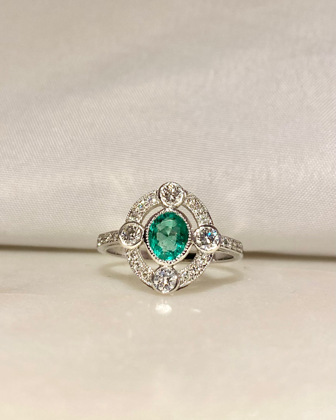 Bague Style Art-déco Emeraude 0.65 carat &amp; 24 Diamants &quot;Violette&quot;