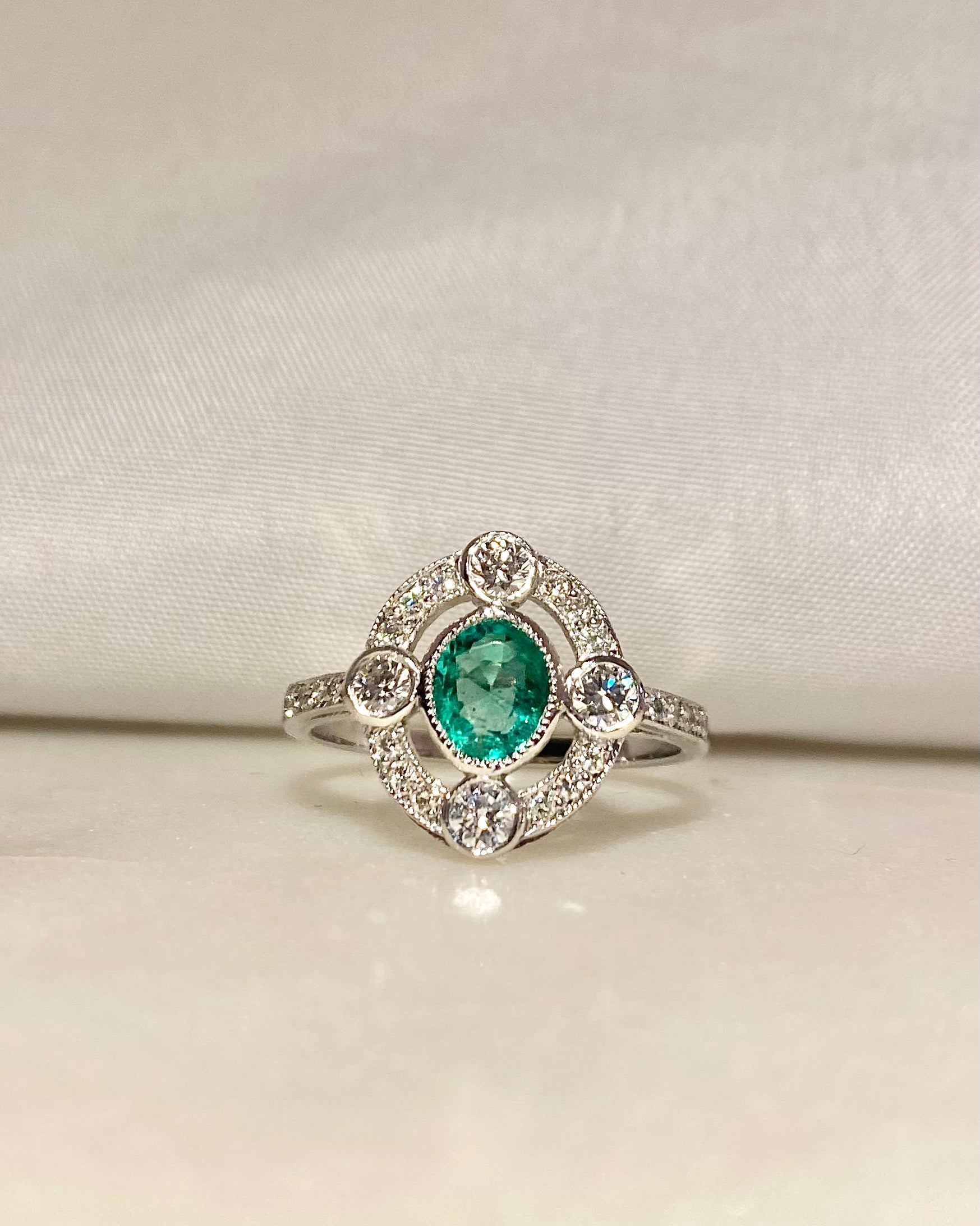 Bague Style Art-déco Emeraude 0.65 carat &amp; 24 Diamants "Violette"