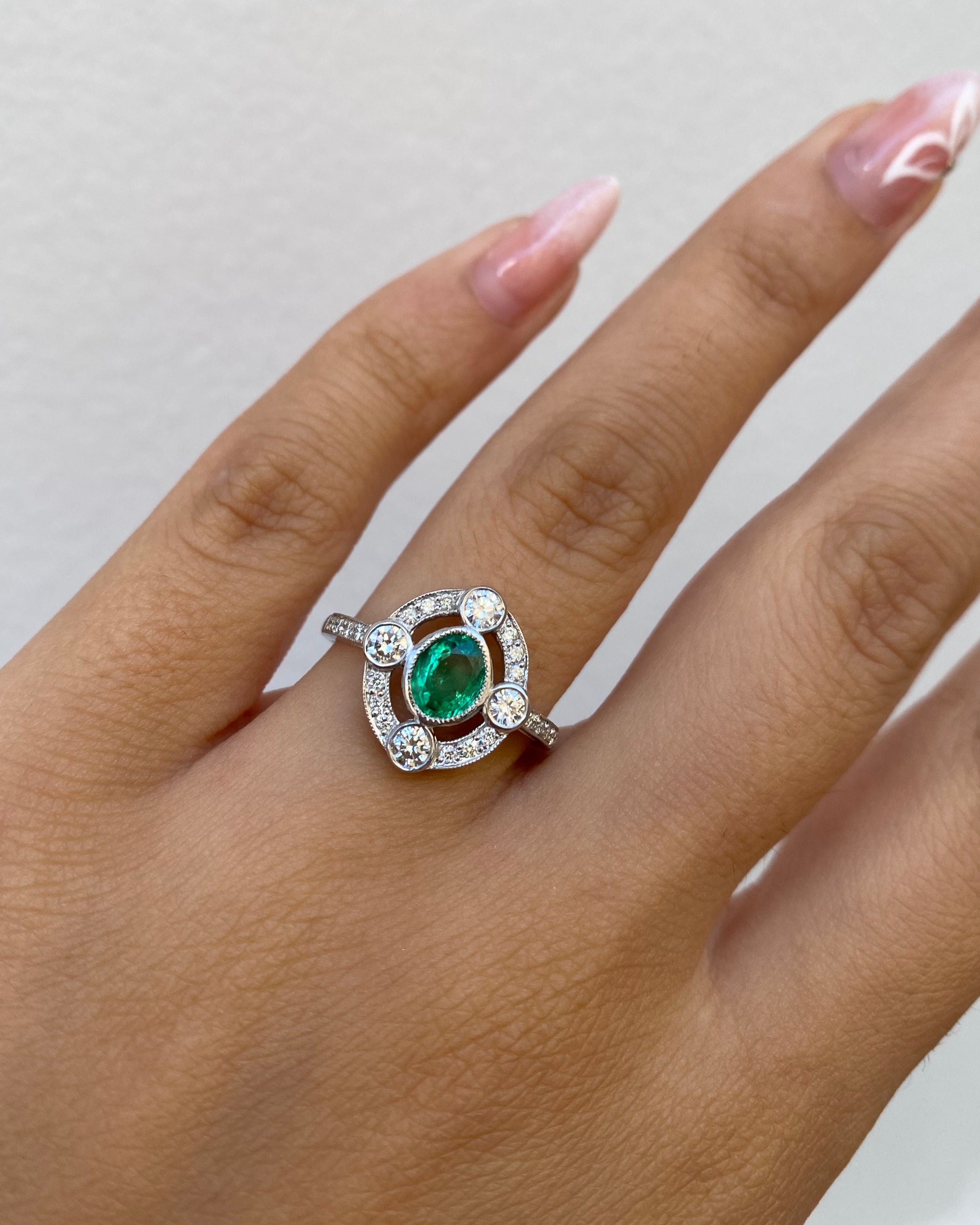 Bague Style Art-déco Emeraude 0.65 carat &amp; 24 Diamants "Violette"