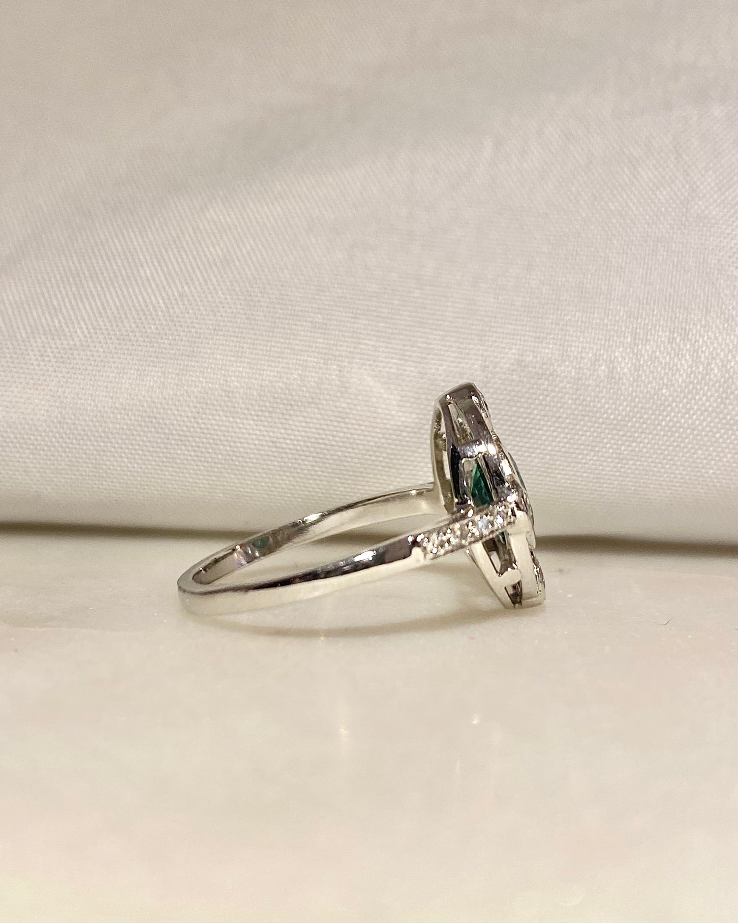 Bague Style Art-déco Emeraude 0.65 carat &amp; 24 Diamants &quot;Violette&quot;