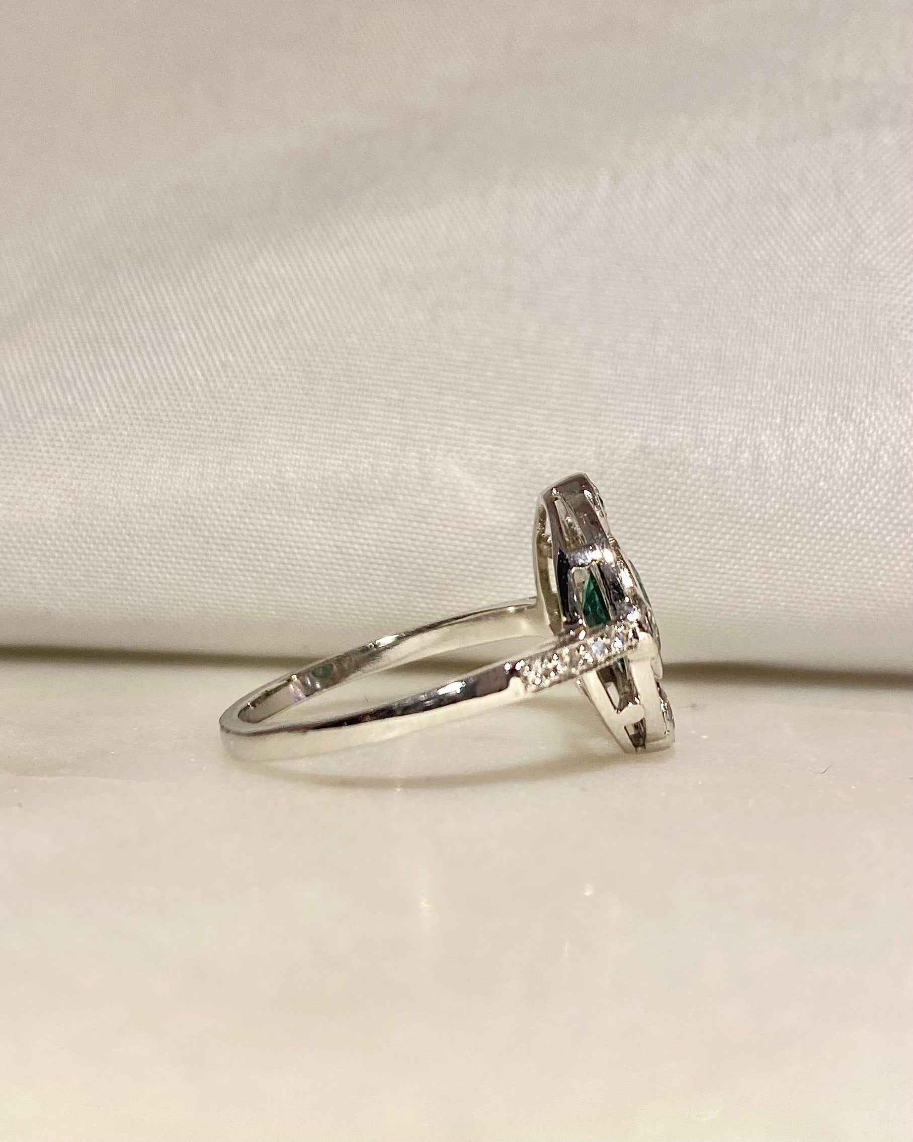 Bague Style Art-déco Emeraude 0.65 carat &amp; 24 Diamants "Violette"