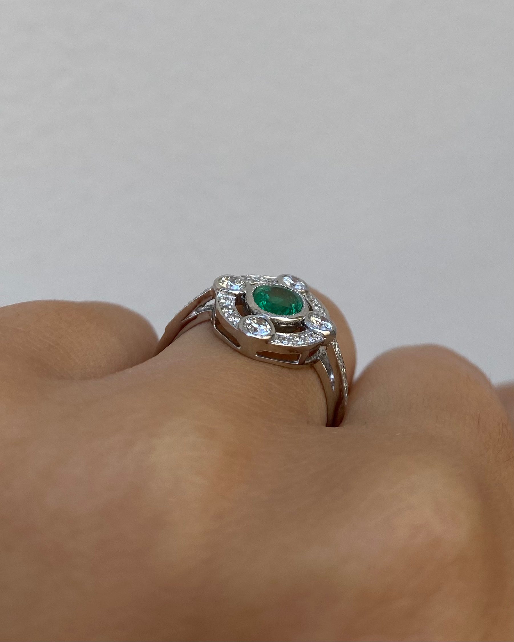 Bague Style Art-déco Emeraude 0.65 carat &amp; 24 Diamants "Violette"