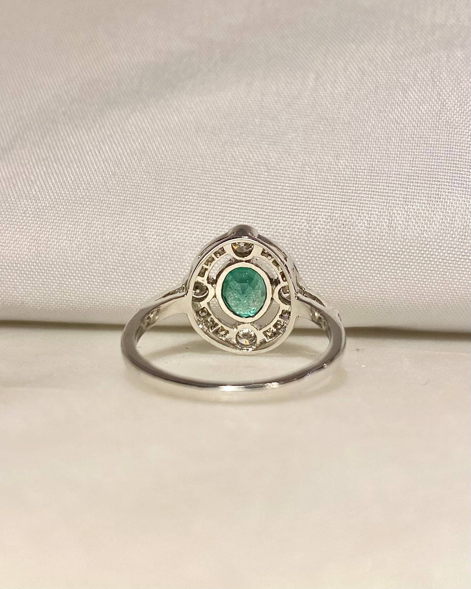 Bague Style Art-déco Emeraude 0.65 carat &amp; 24 Diamants "Violette"