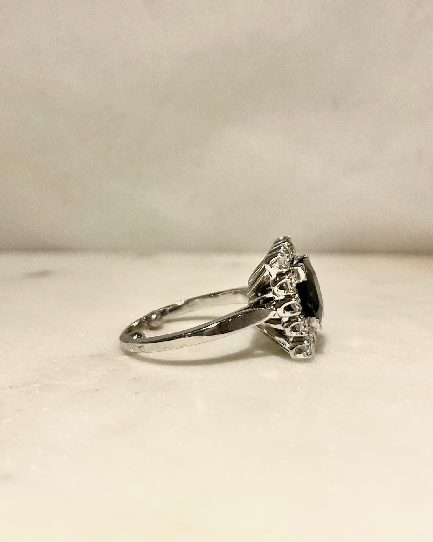 Bague Marguerite Saphir 3 carats &amp; Diamants &quot;Iséna&quot;