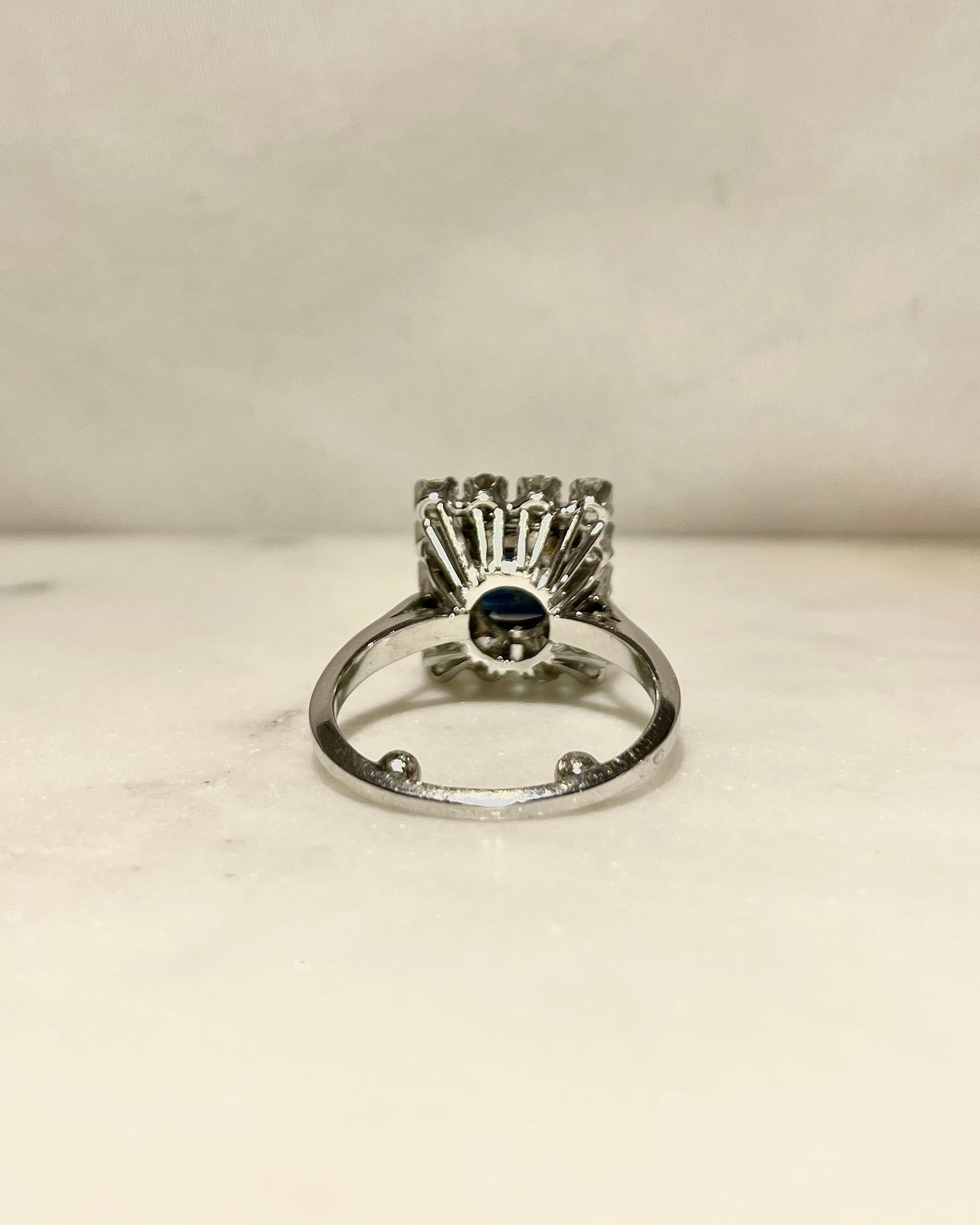 Bague Marguerite Saphir 3 carats &amp; Diamants &quot;Iséna&quot;