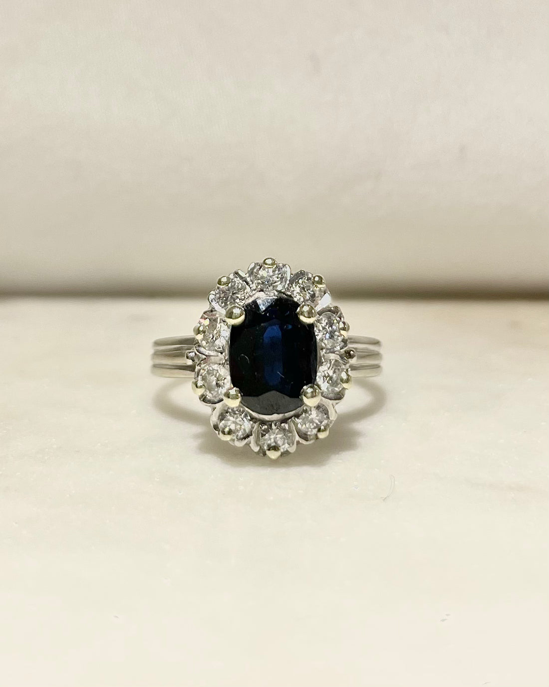 Bague Marguerite Saphir 1.90 carat &amp; Diamants 1.90 carat &quot;Joélya&quot;