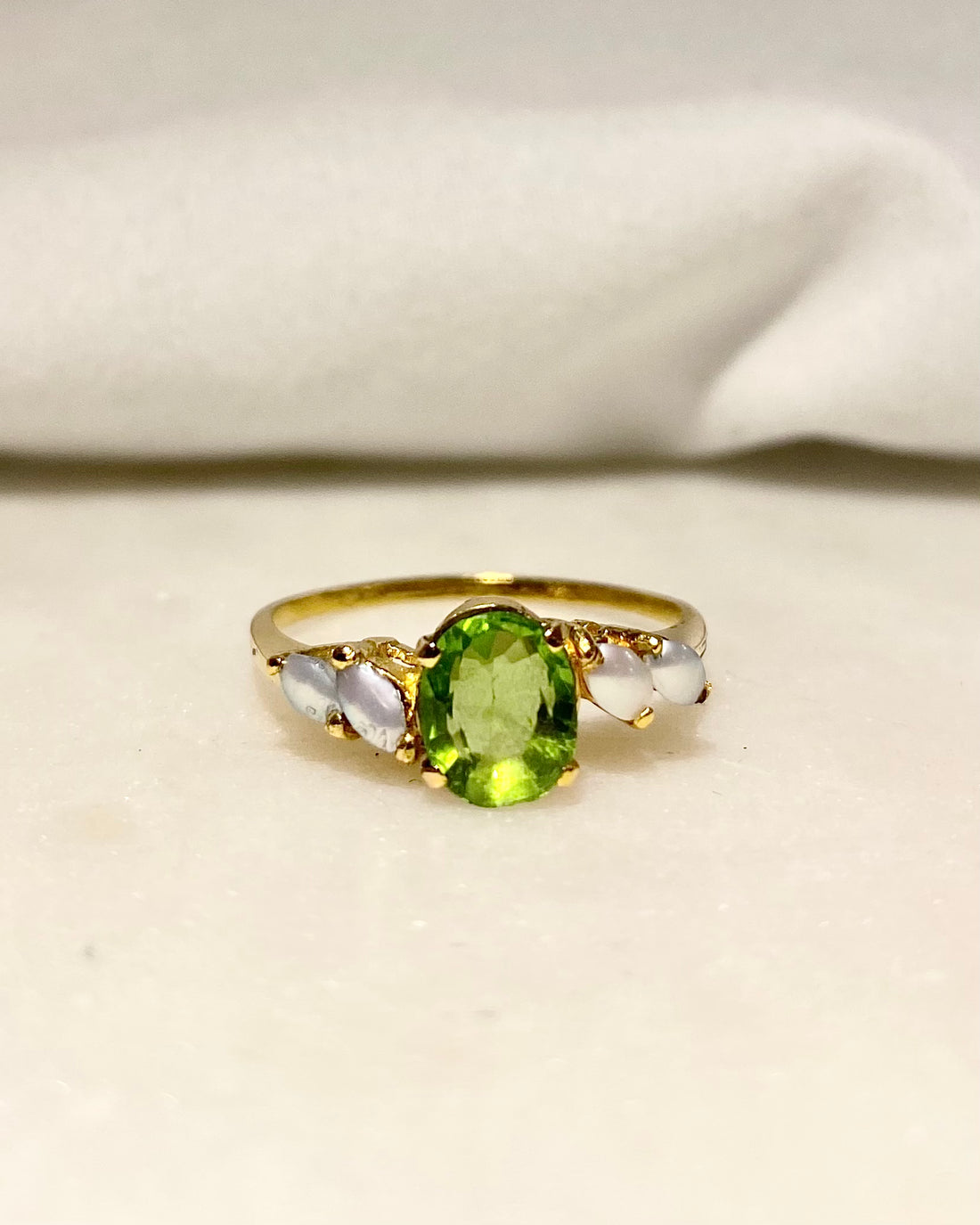 Bague Trilogie Péridot 1.25 carats &amp; Perles nacre &quot;Yuny&quot;