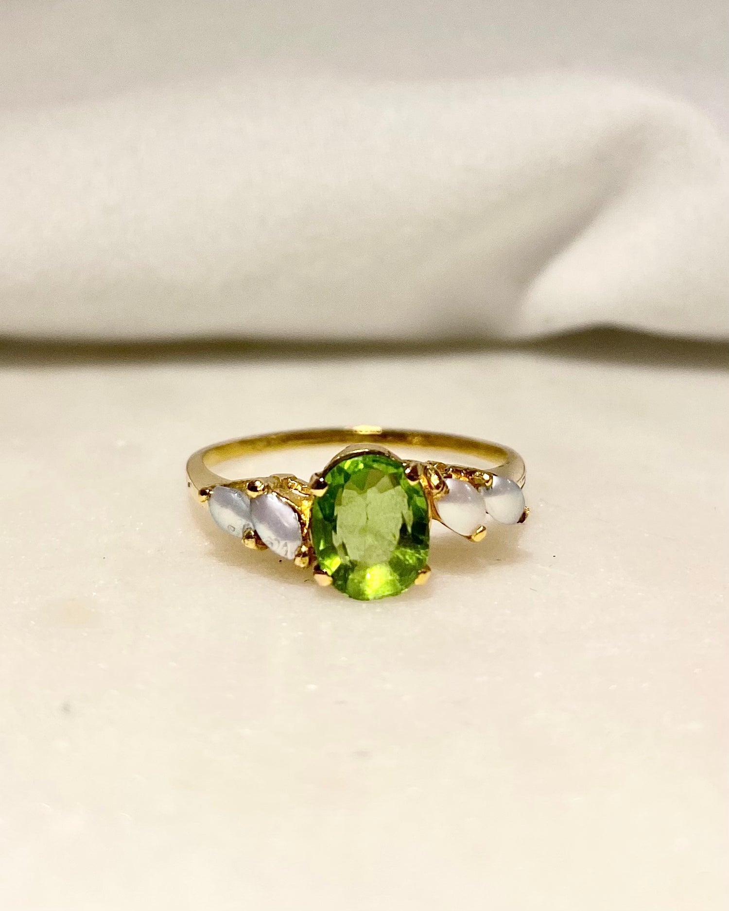 Bague Trilogie Péridot 1.25 carats &amp; Perles nacre &quot;Yuny&quot;