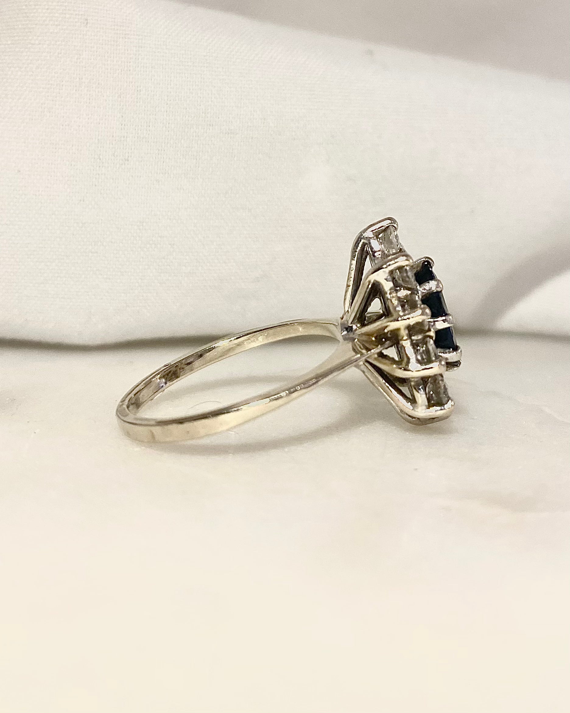 Bague Marguerite Saphir 1.70 carat &amp; Diamants "Capucine"
