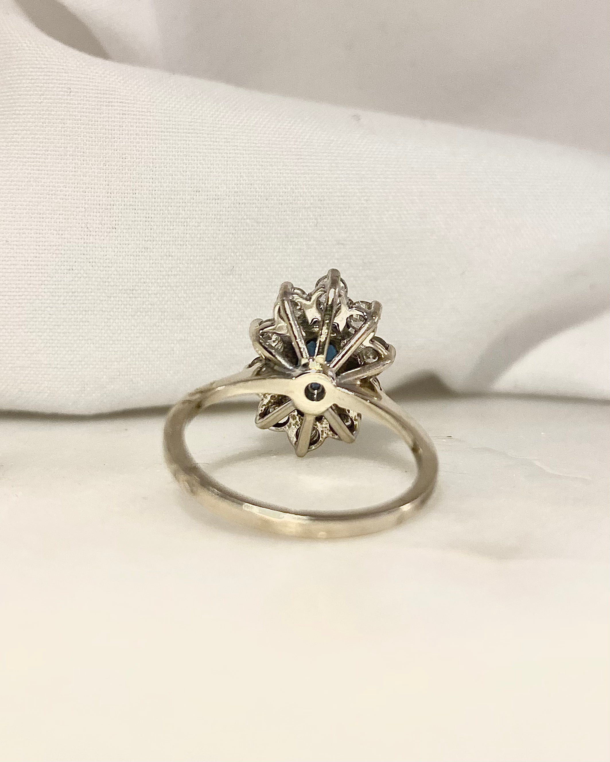 Bague Marguerite Saphir 1.70 carat &amp; Diamants "Capucine"