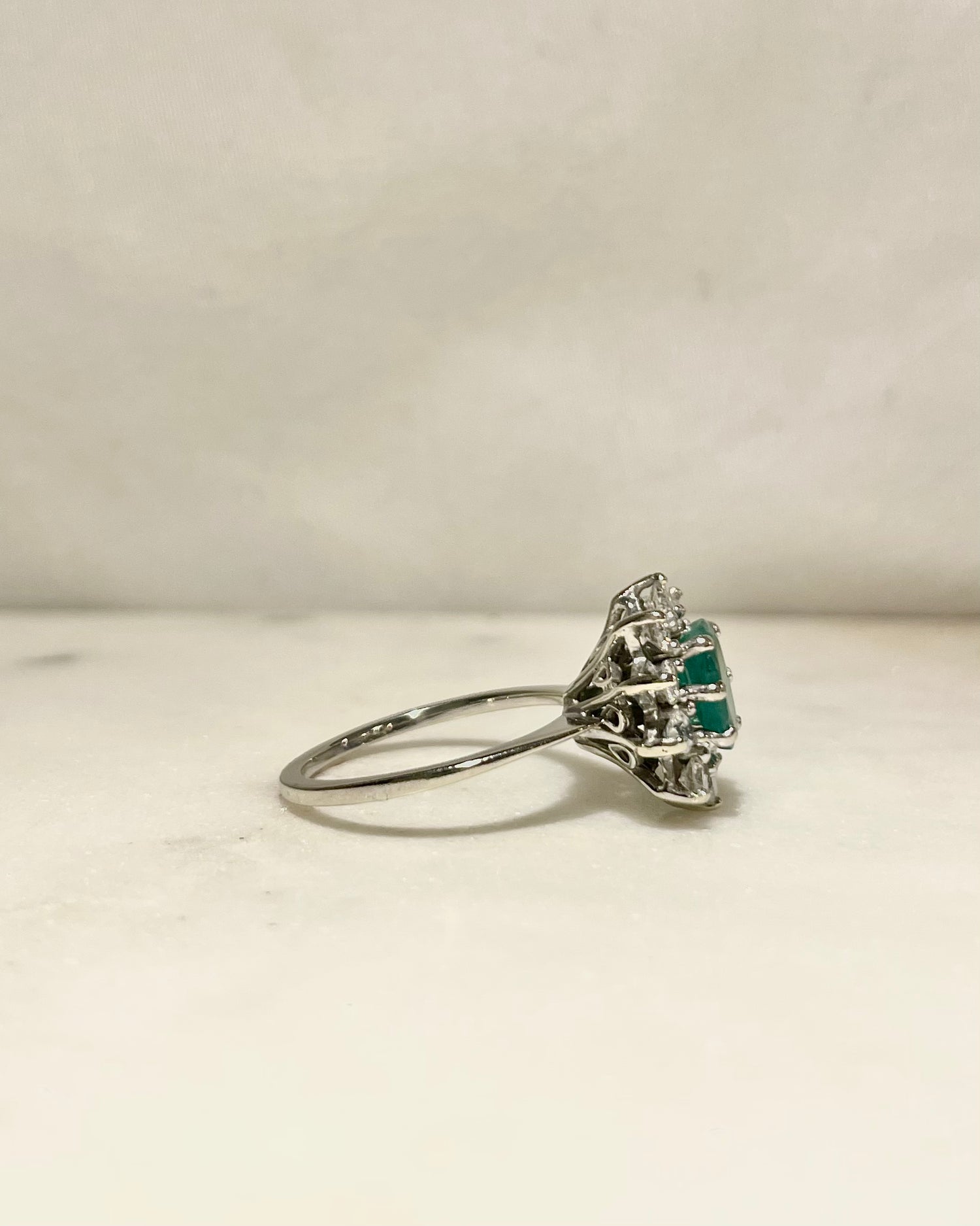 Bague Marguerite Émeraude 1.30 carat &amp; Diamants &quot;Zyra&quot;