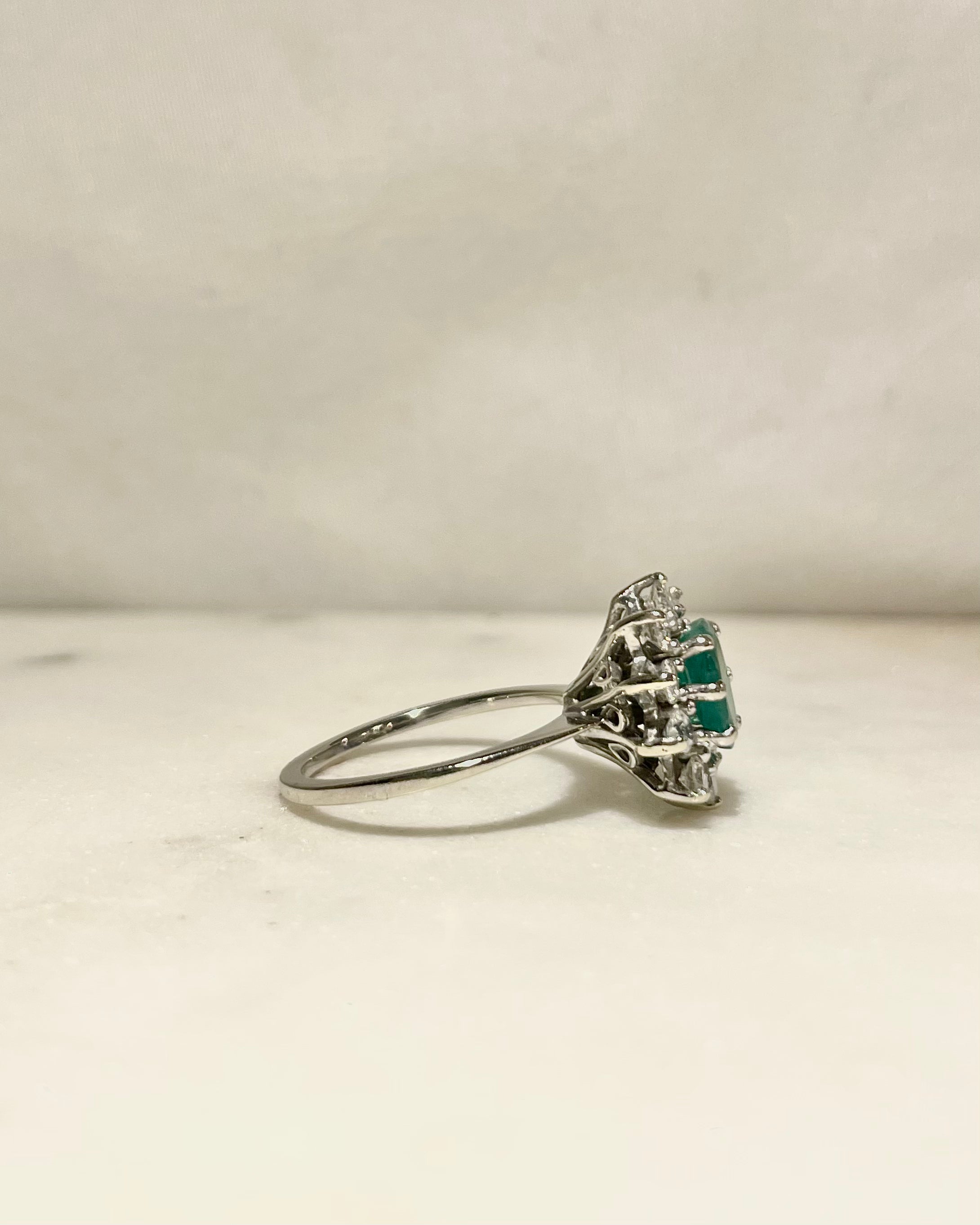 Bague Marguerite Émeraude 1.30 carat &amp; Diamants "Zyra"
