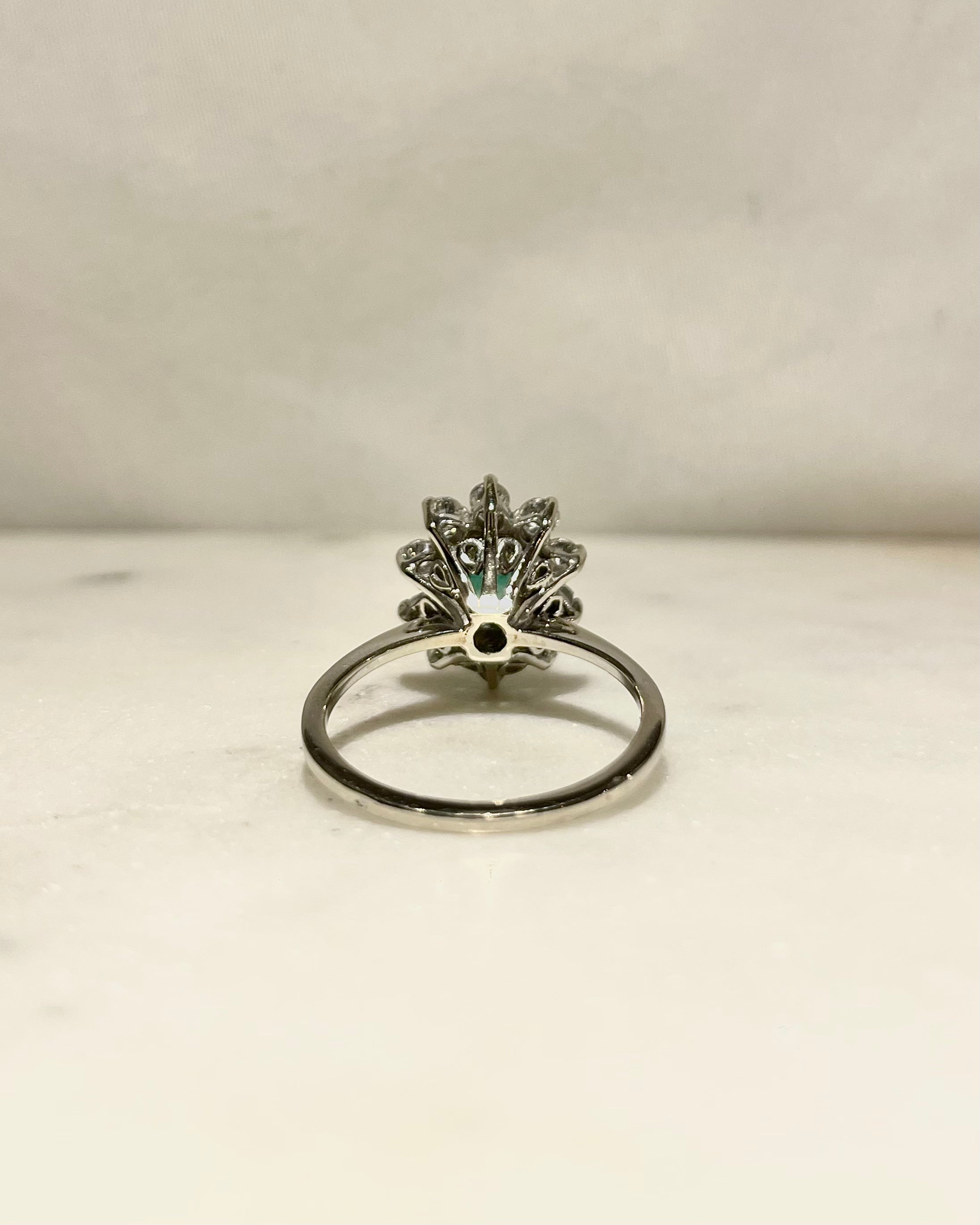 Bague Marguerite Émeraude 1.30 carat &amp; Diamants "Zyra"