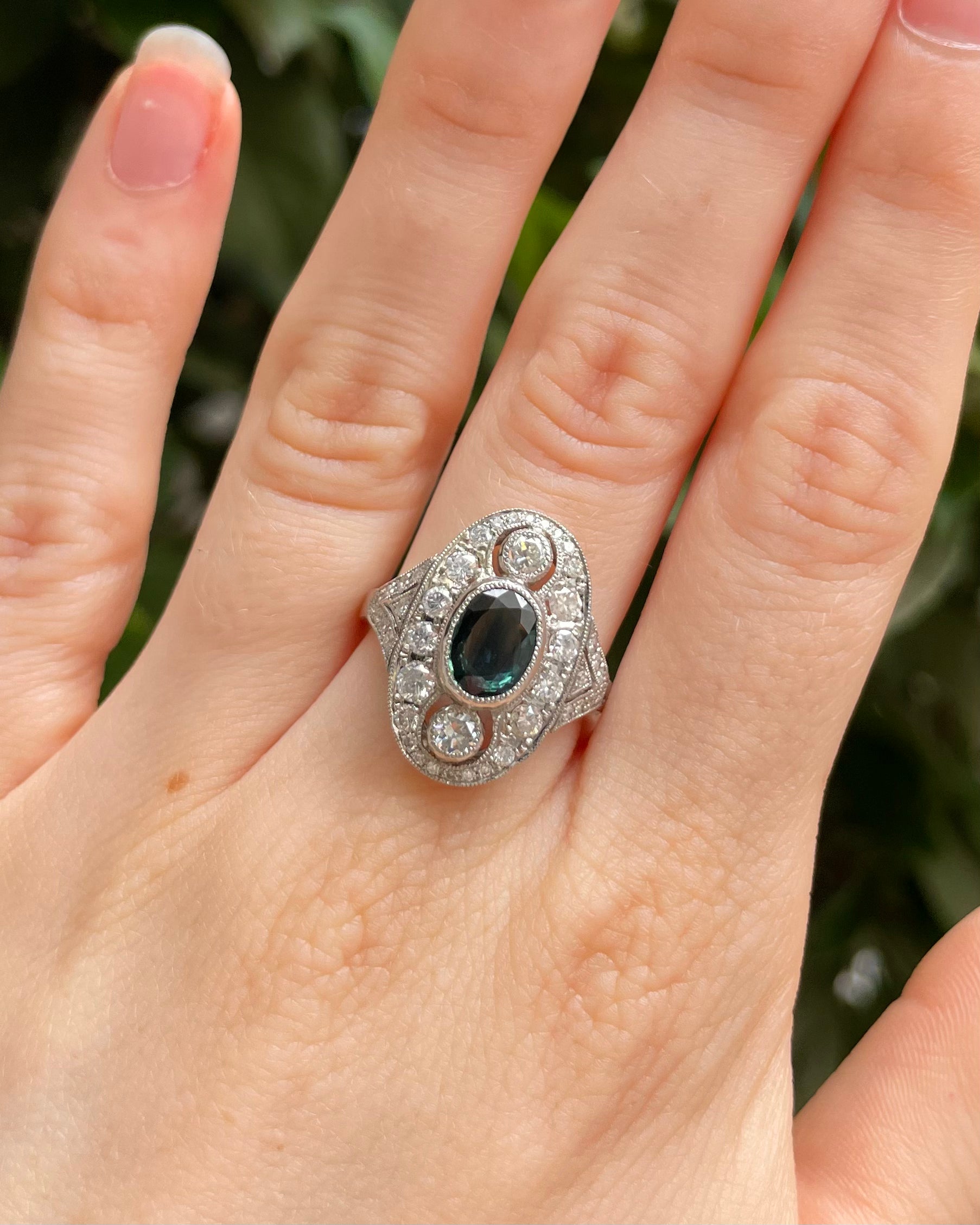 Bague style Art-déco Saphir 1.17 carat &amp; Diamants "Lyrisia"