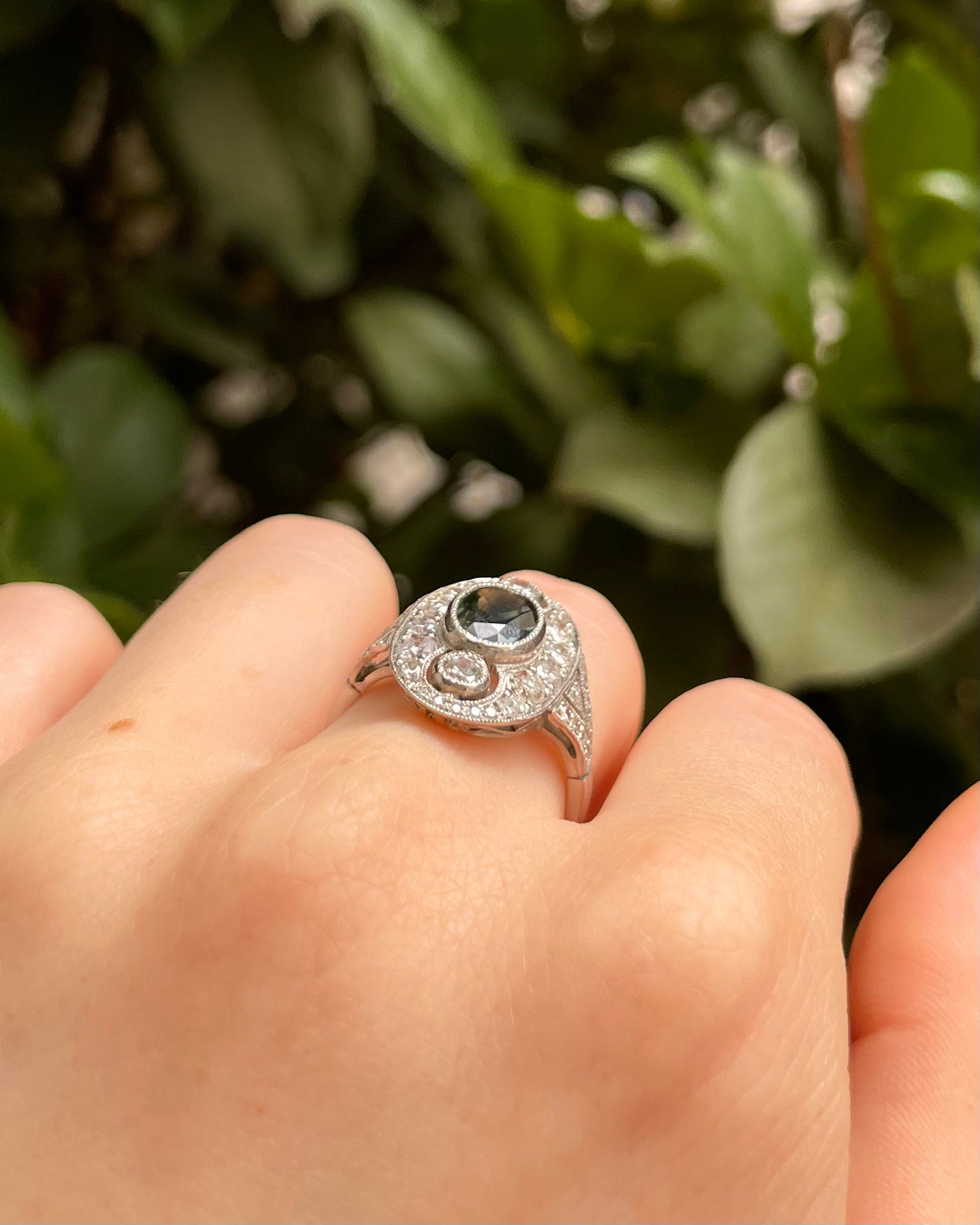 Bague style Art-déco Saphir 1.17 carat &amp; Diamants "Lyrisia"