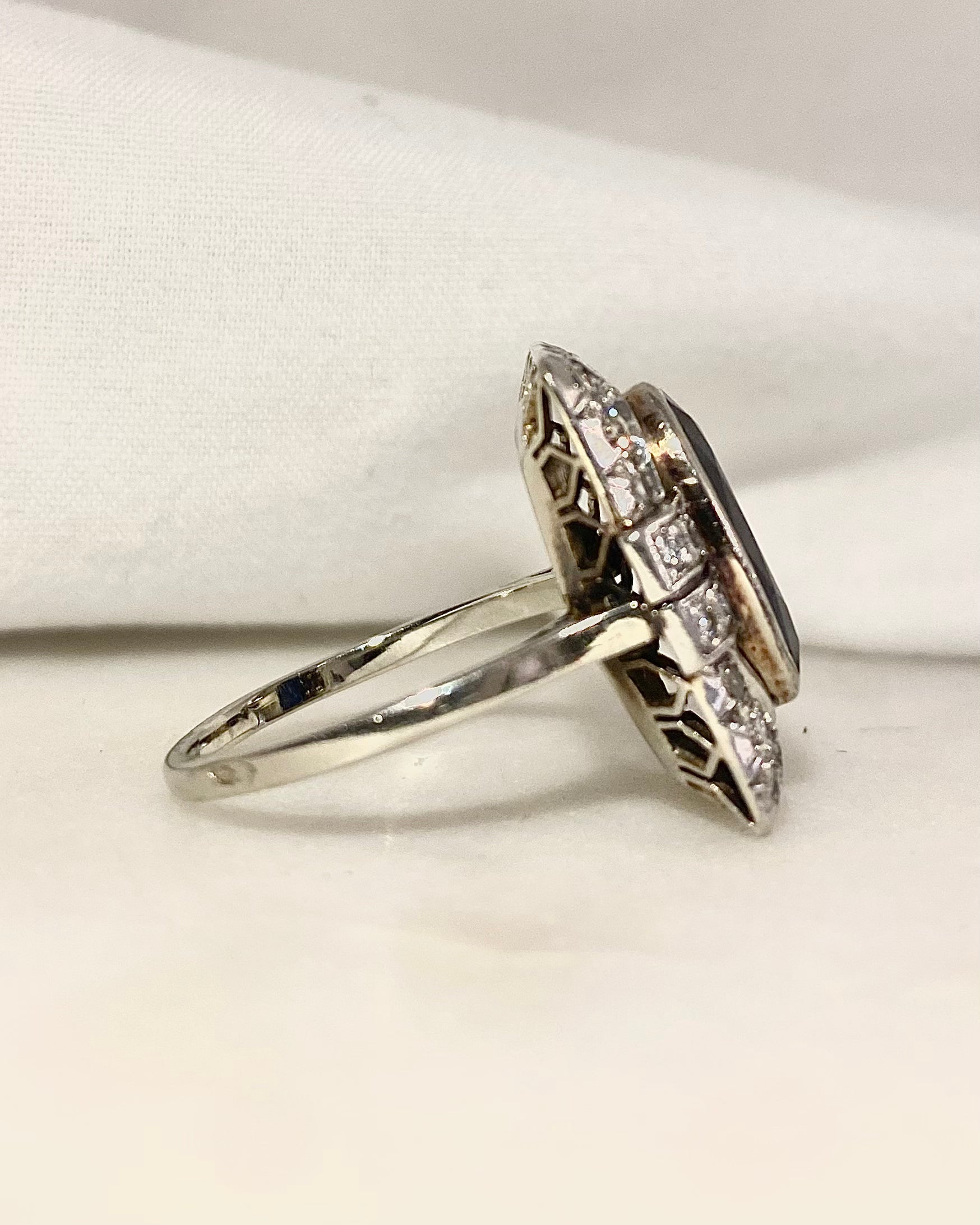 Bague Style Art-déco Saphir 2.50 carats &amp; Diamants "Éloïse"