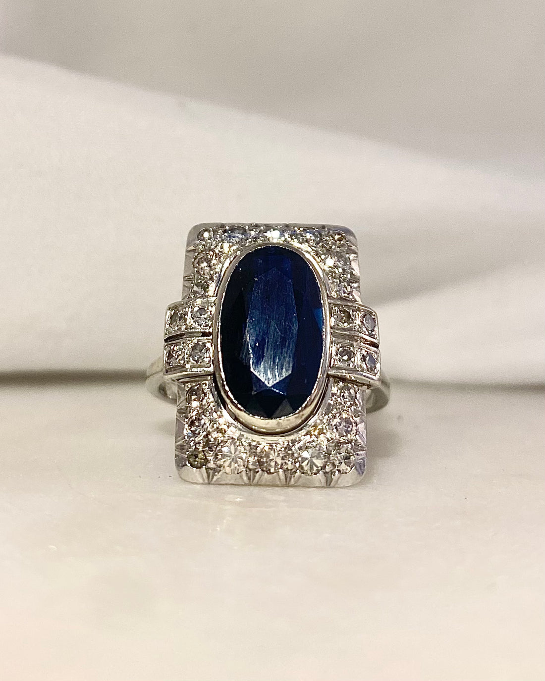 Bague Style Art-déco Saphir 2.50 carats &amp; Diamants &quot;Éloïse&quot;