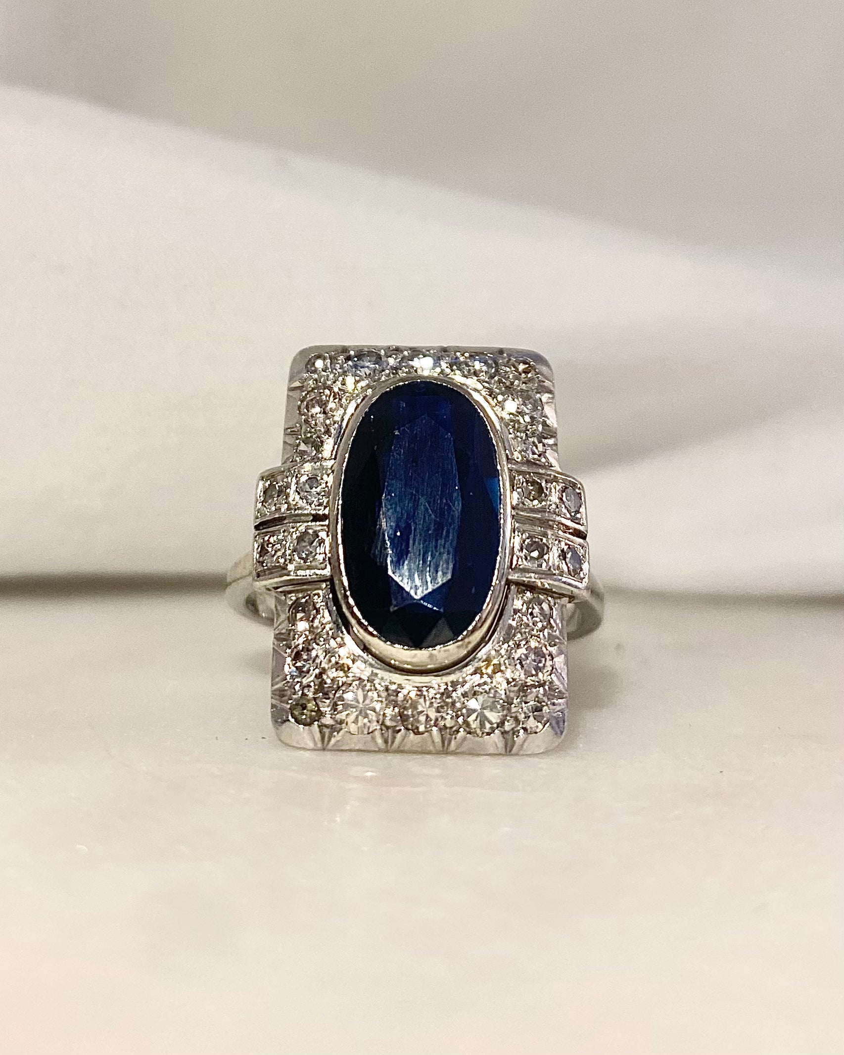 Bague Style Art-déco Saphir 2.50 carats &amp; Diamants "Éloïse"