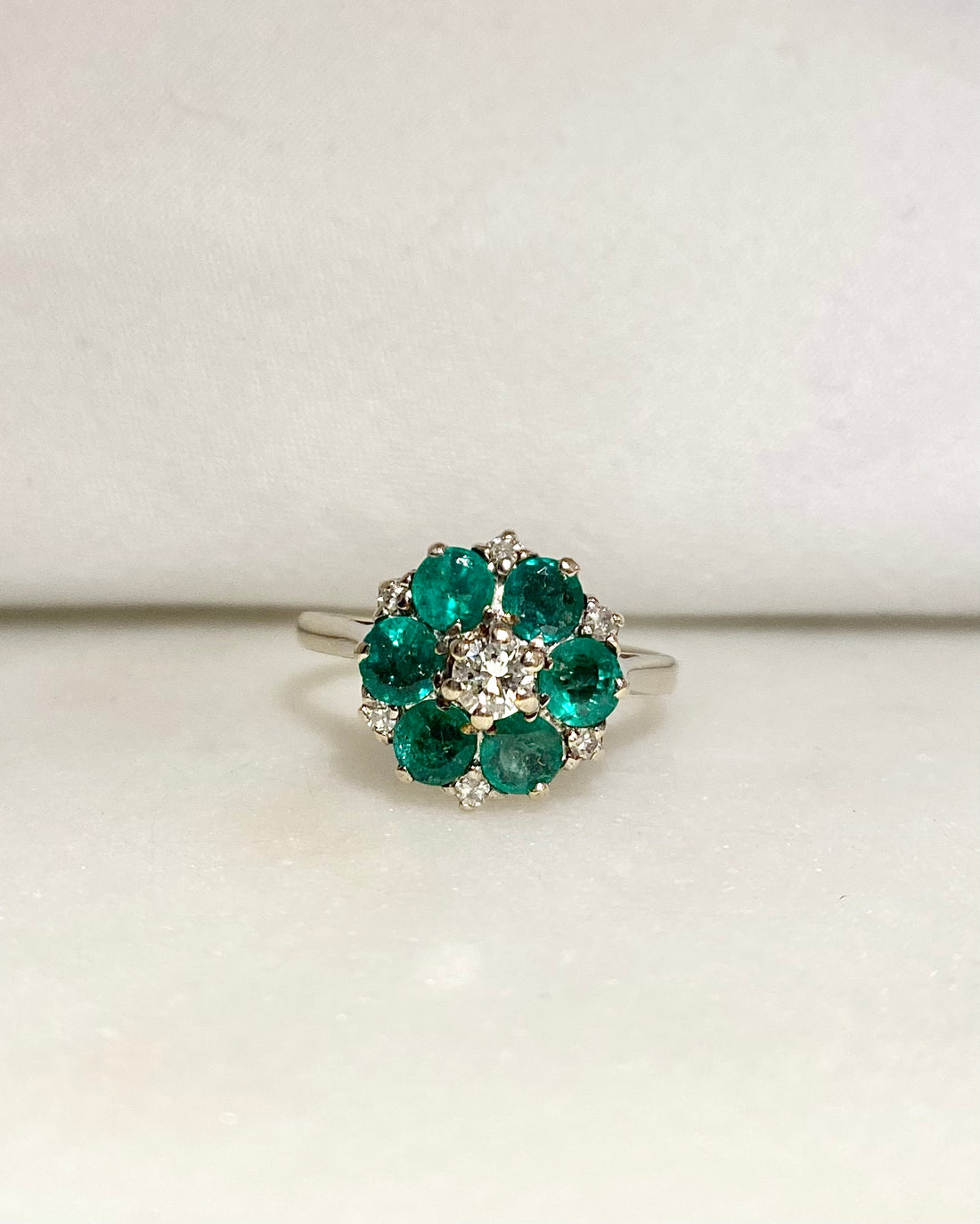 Bague Marguerite Emeraude 1.30 carat &amp; Diamants &quot;Fleur&quot;