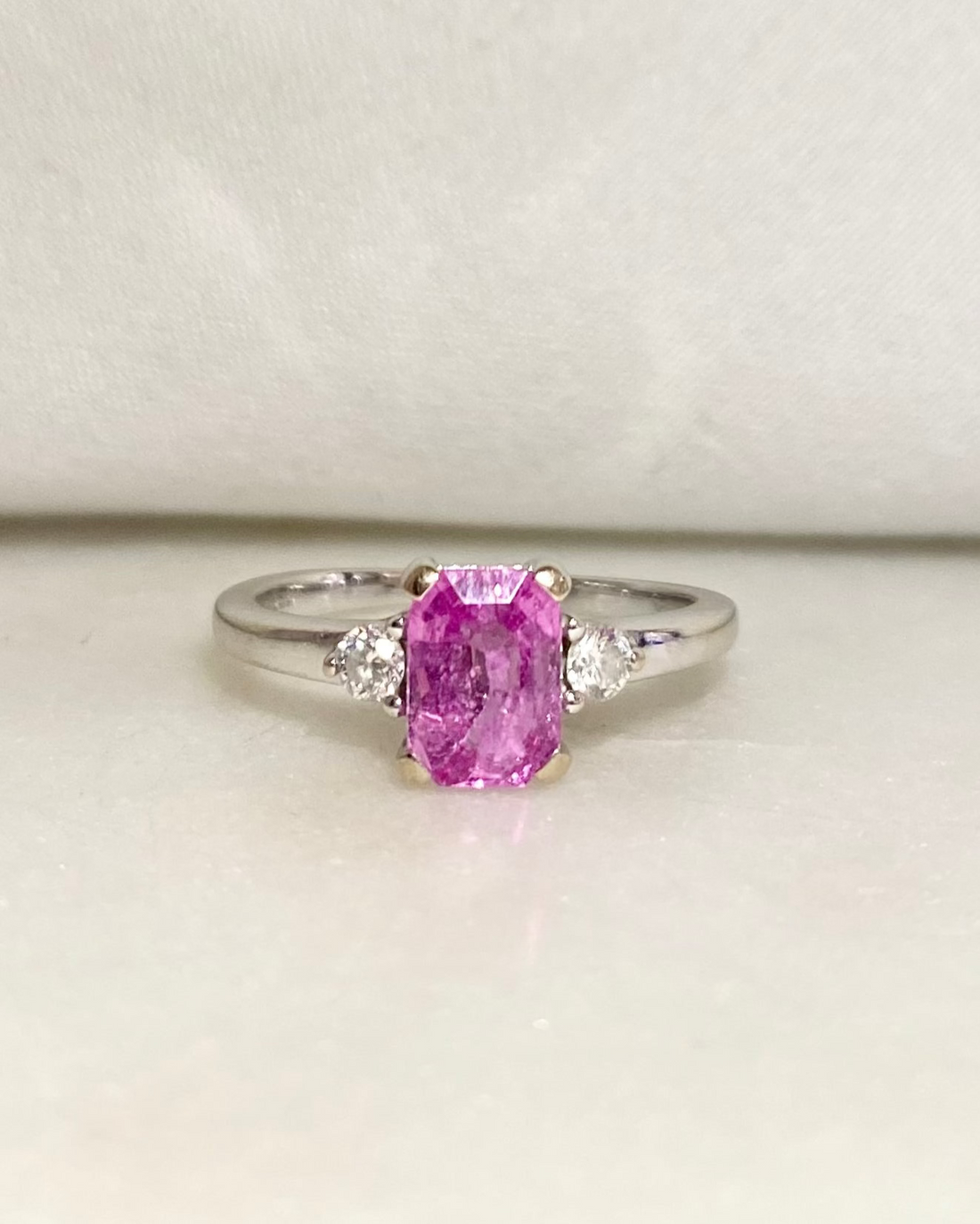 Bague Trilogie Saphir Rose 1.30 carat &amp; Diamants &quot;Clémence&quot;