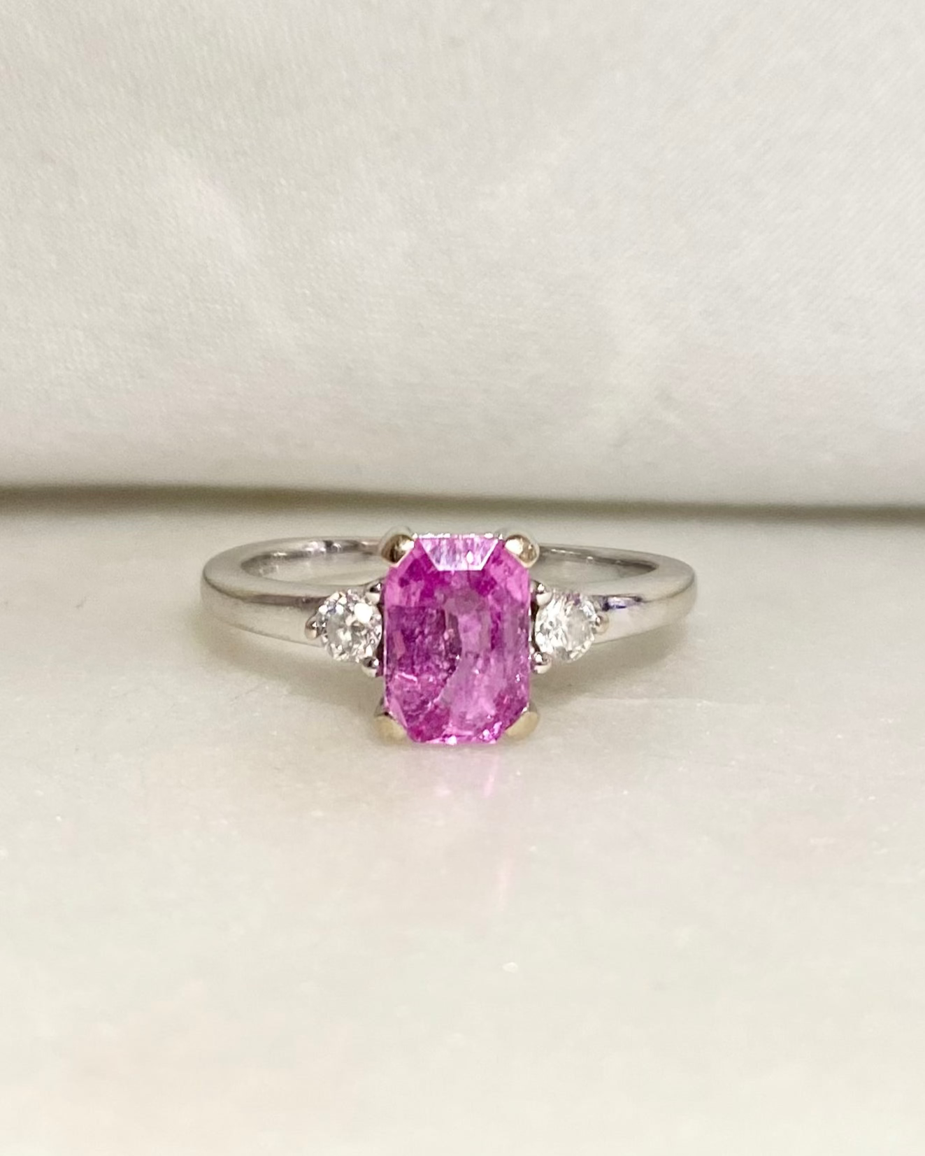 Bague Trilogie Saphir Rose 1.30 carat &amp; Diamants "Clémence"