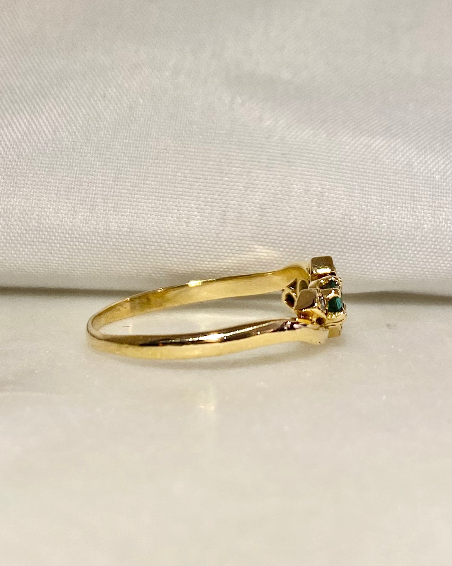 Bague Tourbillon Emeraudes 0.34 carat &amp; Diamants &quot;Romane&quot;