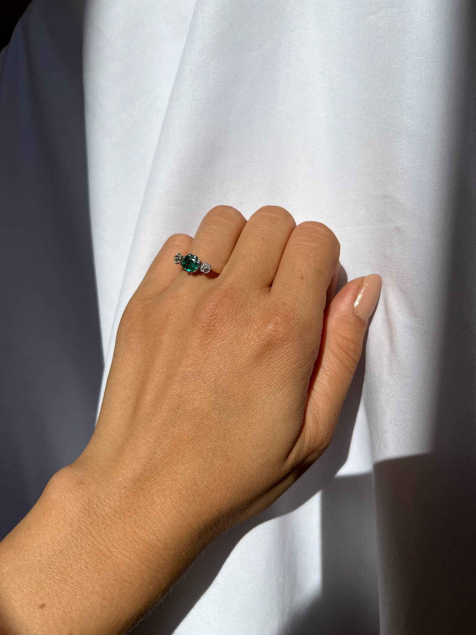 Anillo de trilogía de esmeraldas y diamantes "Ava"