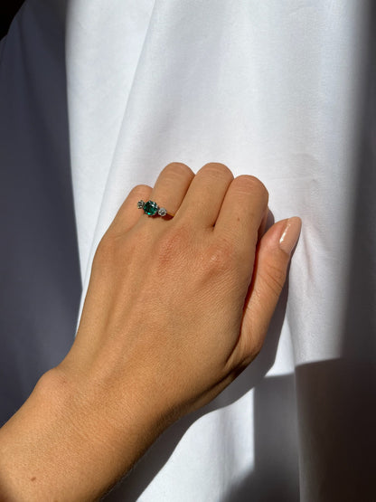 Anillo de trilogía de esmeraldas y diamantes &quot;Ava&quot;