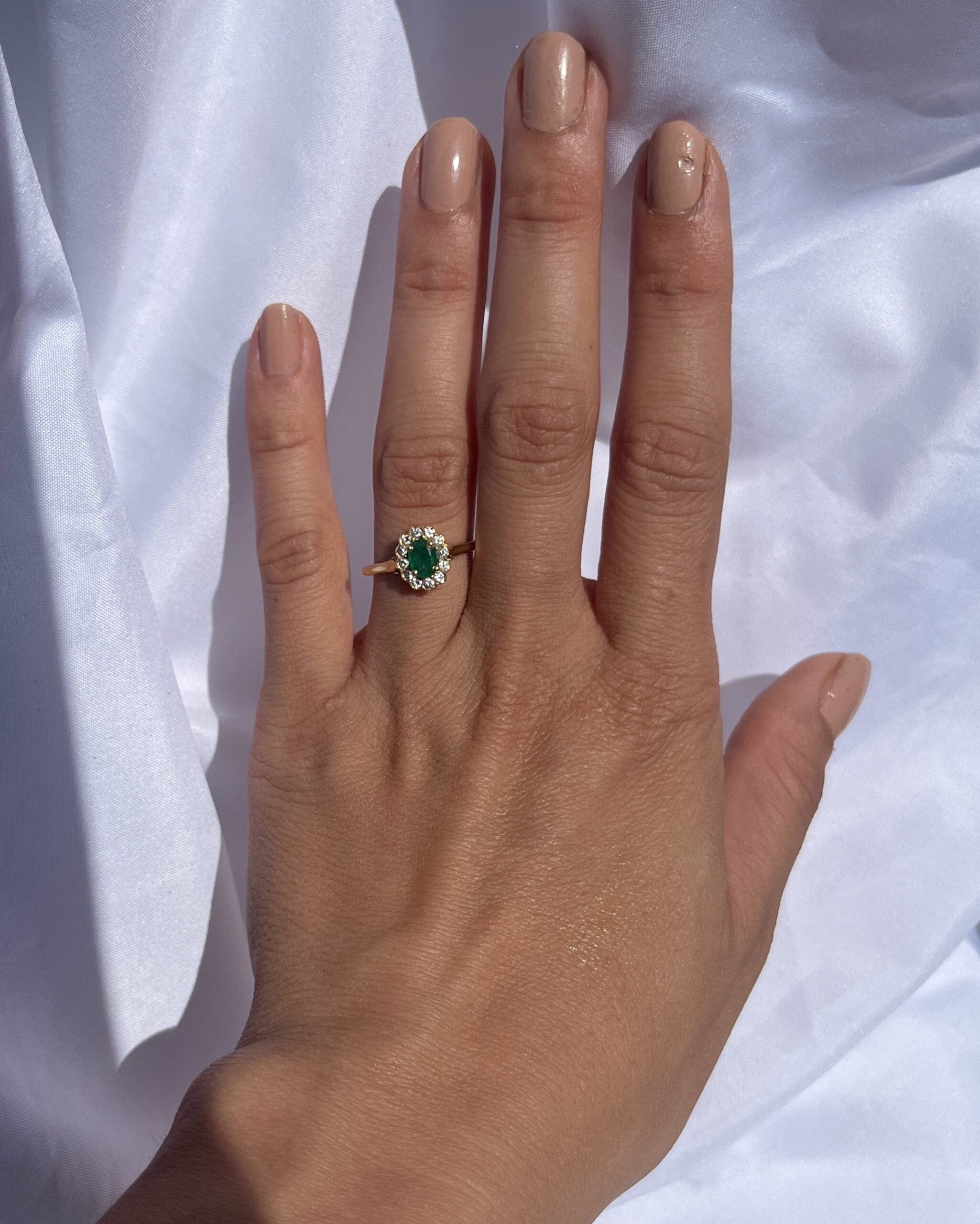 Anillo "Isabel" con margaritas de esmeralda y diamantes 