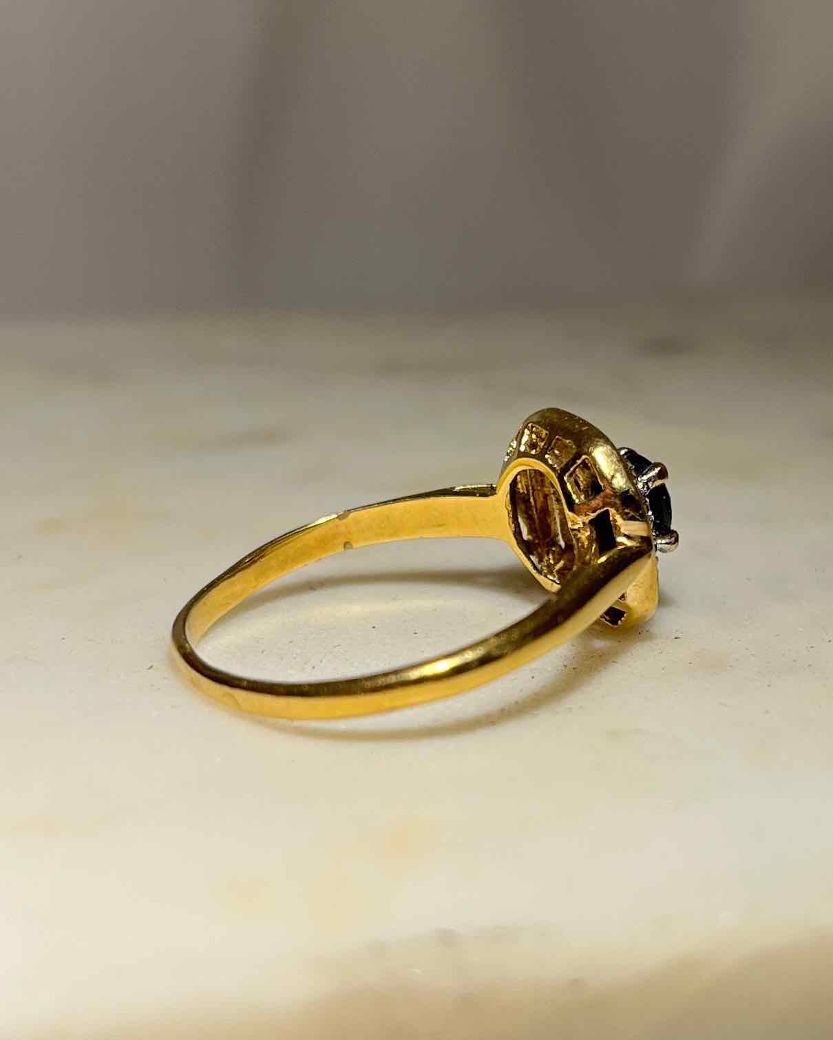 Anillo estilo Art Déco con zafiros y diamantes "Silicia"