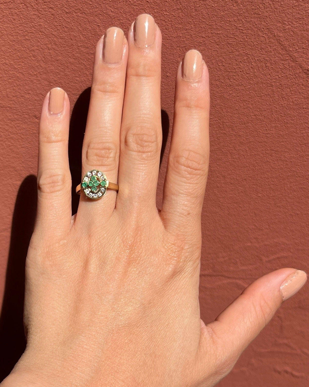 Anillo de esmeraldas y diamantes estilo Art Déco "Jael"