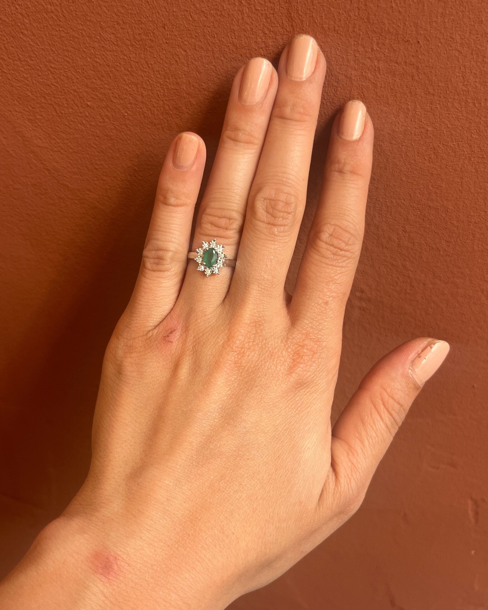 Anillo de margaritas con esmeraldas y diamantes "Solène"