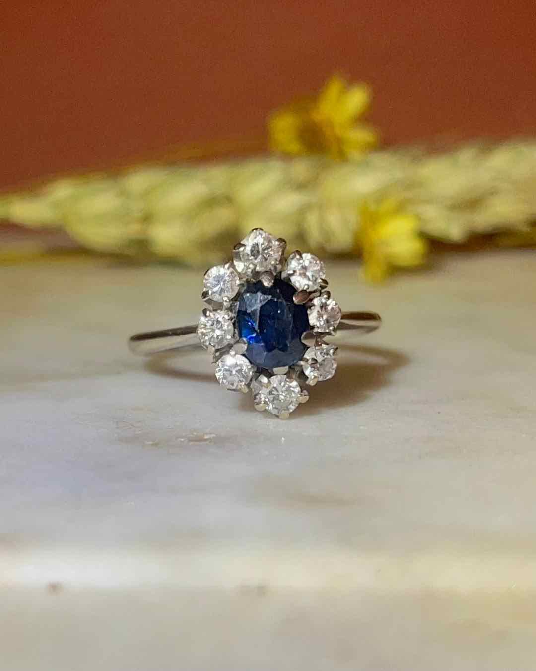 Anillo &quot;Alaïa&quot; con zafiros y margaritas de diamantes